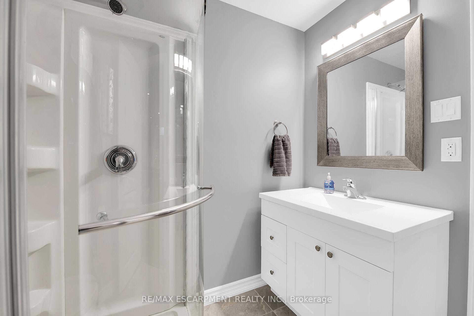 Photo 33 of 127 Lampman Drive, Grimsby, Grimsby West — HOMEH