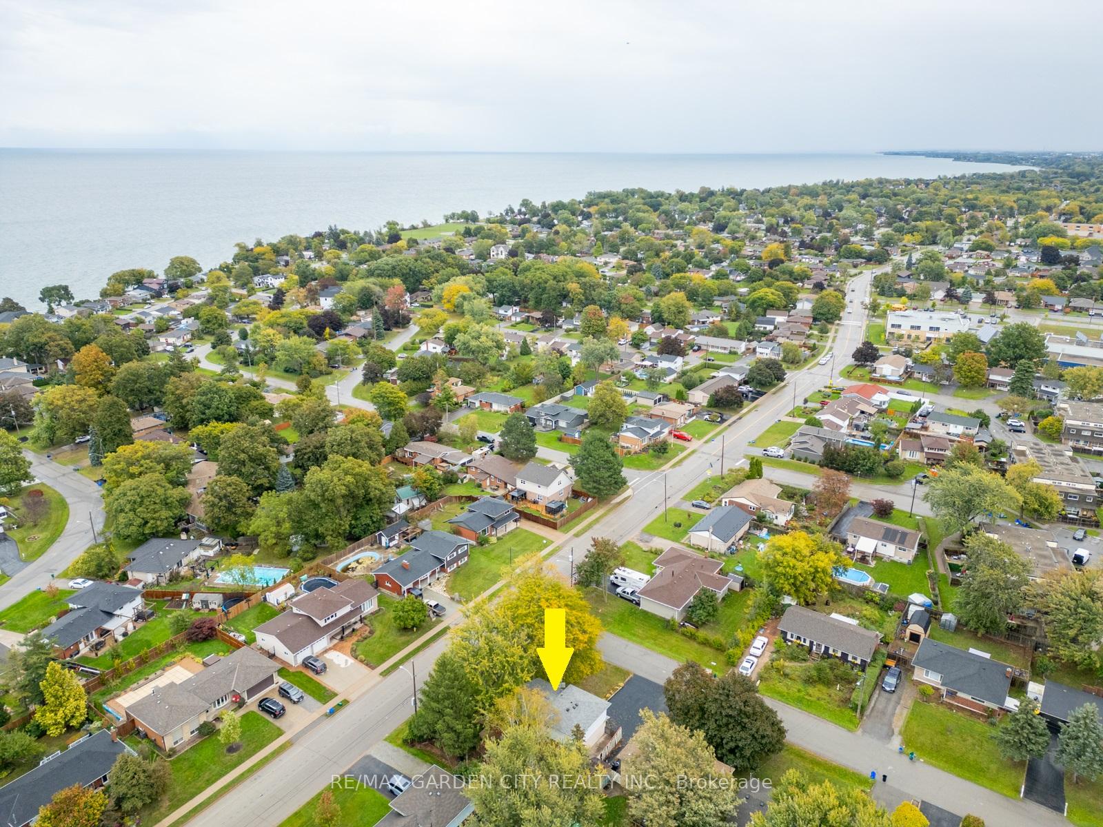 Photo 2 of 11 Centennial Drive, Grimsby, Grimsby Beach — HOMEH