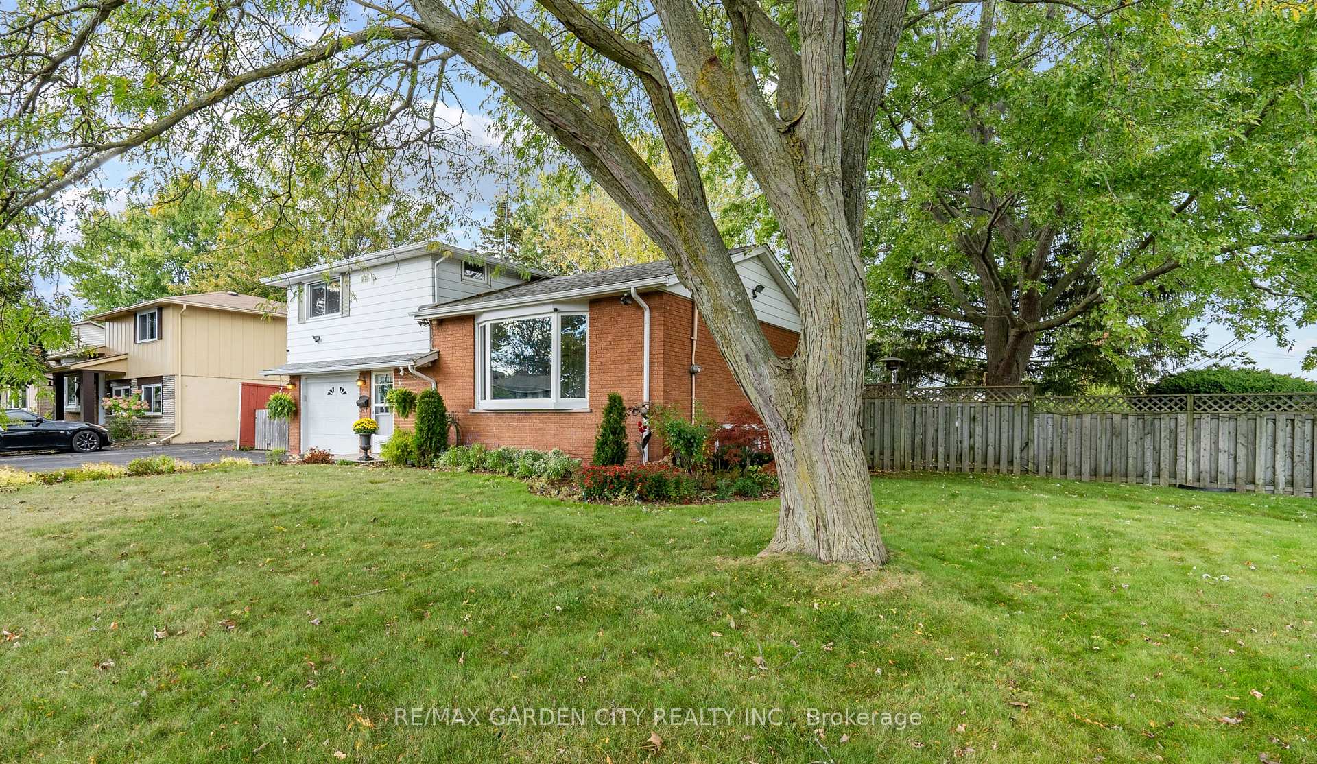 Photo 3 of 11 Centennial Drive, Grimsby, Grimsby Beach — HOMEH