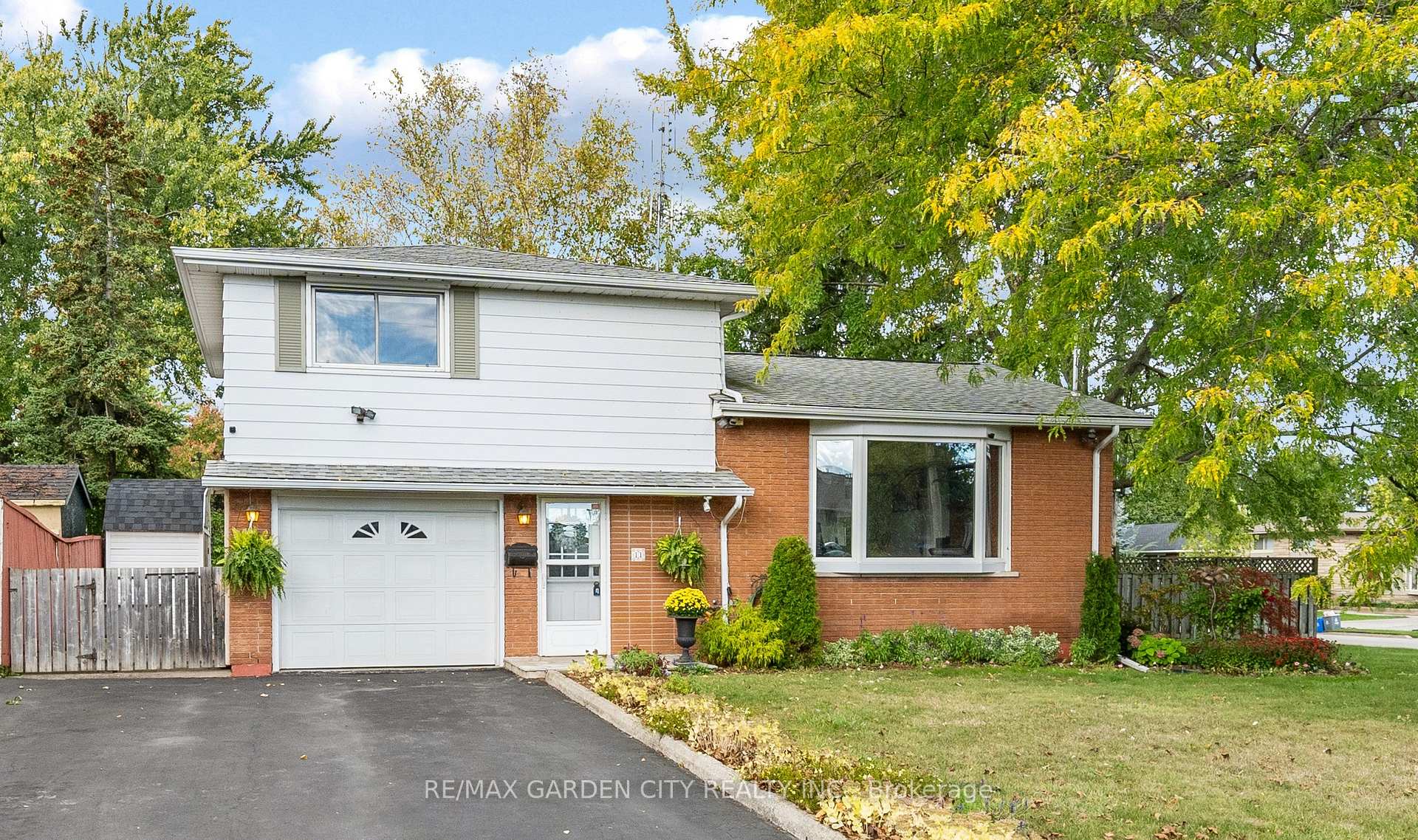 Photo 4 of 11 Centennial Drive, Grimsby, Grimsby Beach — HOMEH