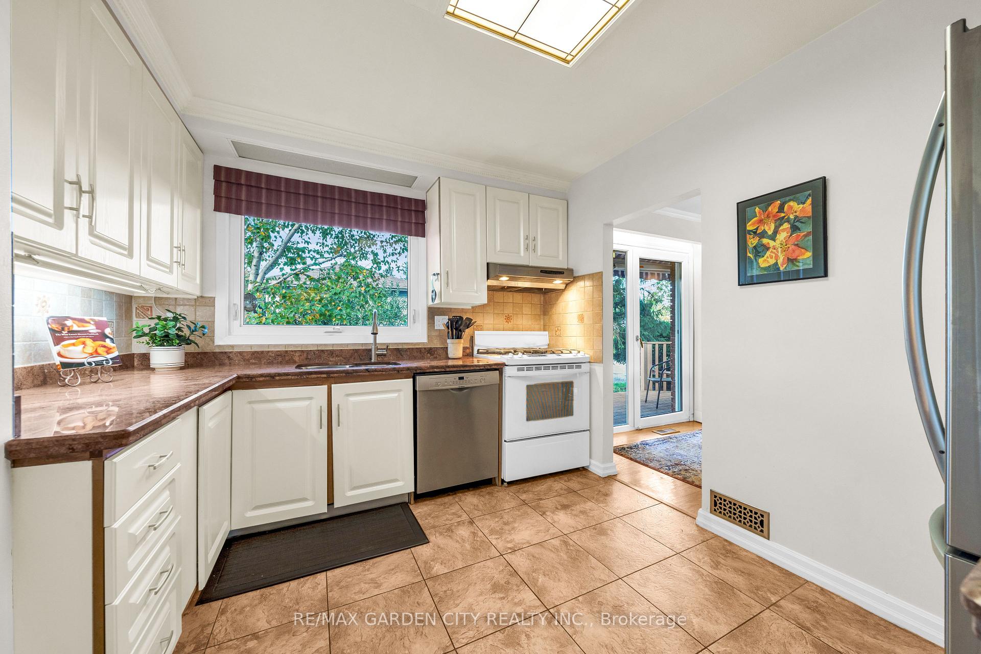 Photo 11 of 11 Centennial Drive, Grimsby, Grimsby Beach — HOMEH