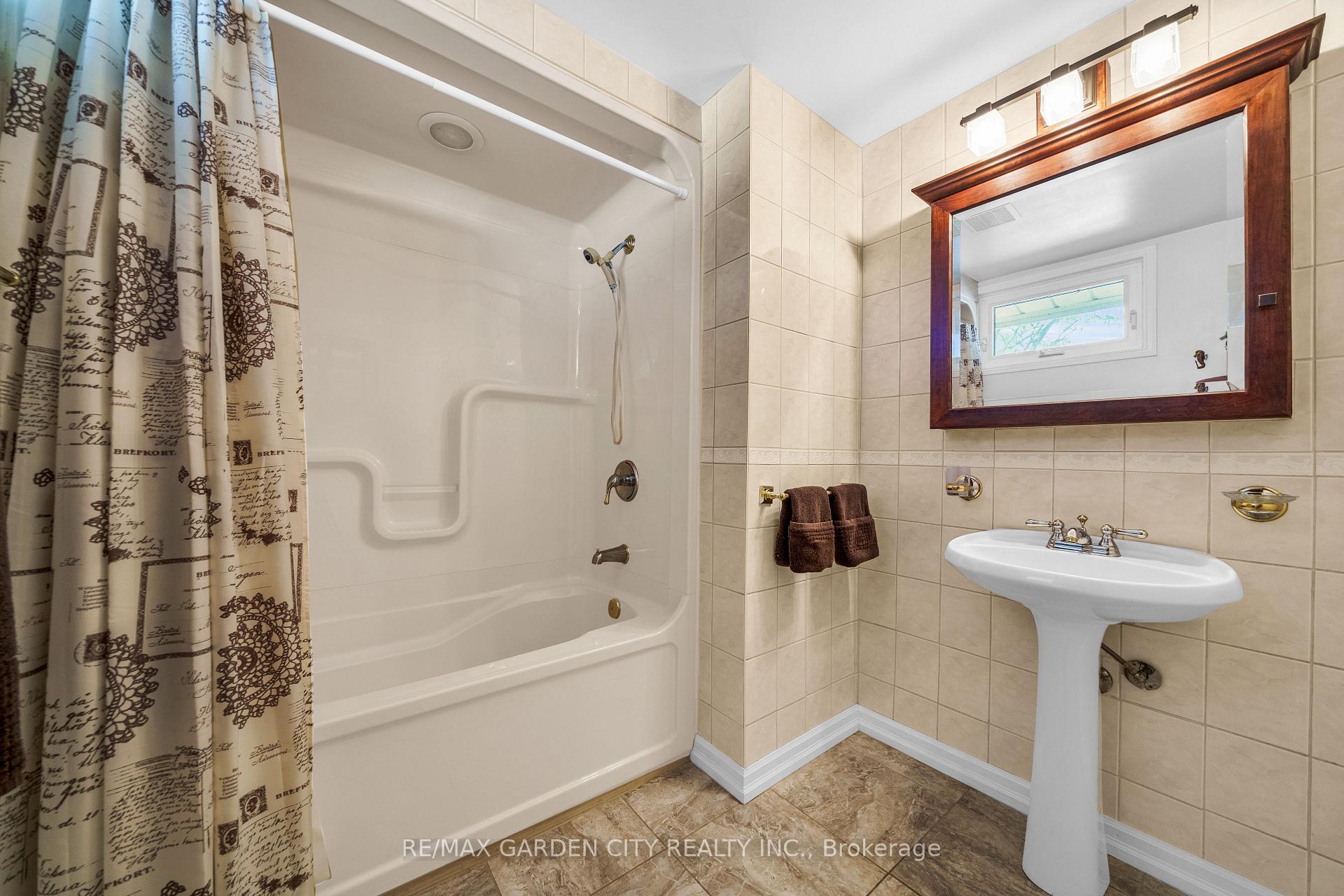 Photo 18 of 11 Centennial Drive, Grimsby, Grimsby Beach — HOMEH