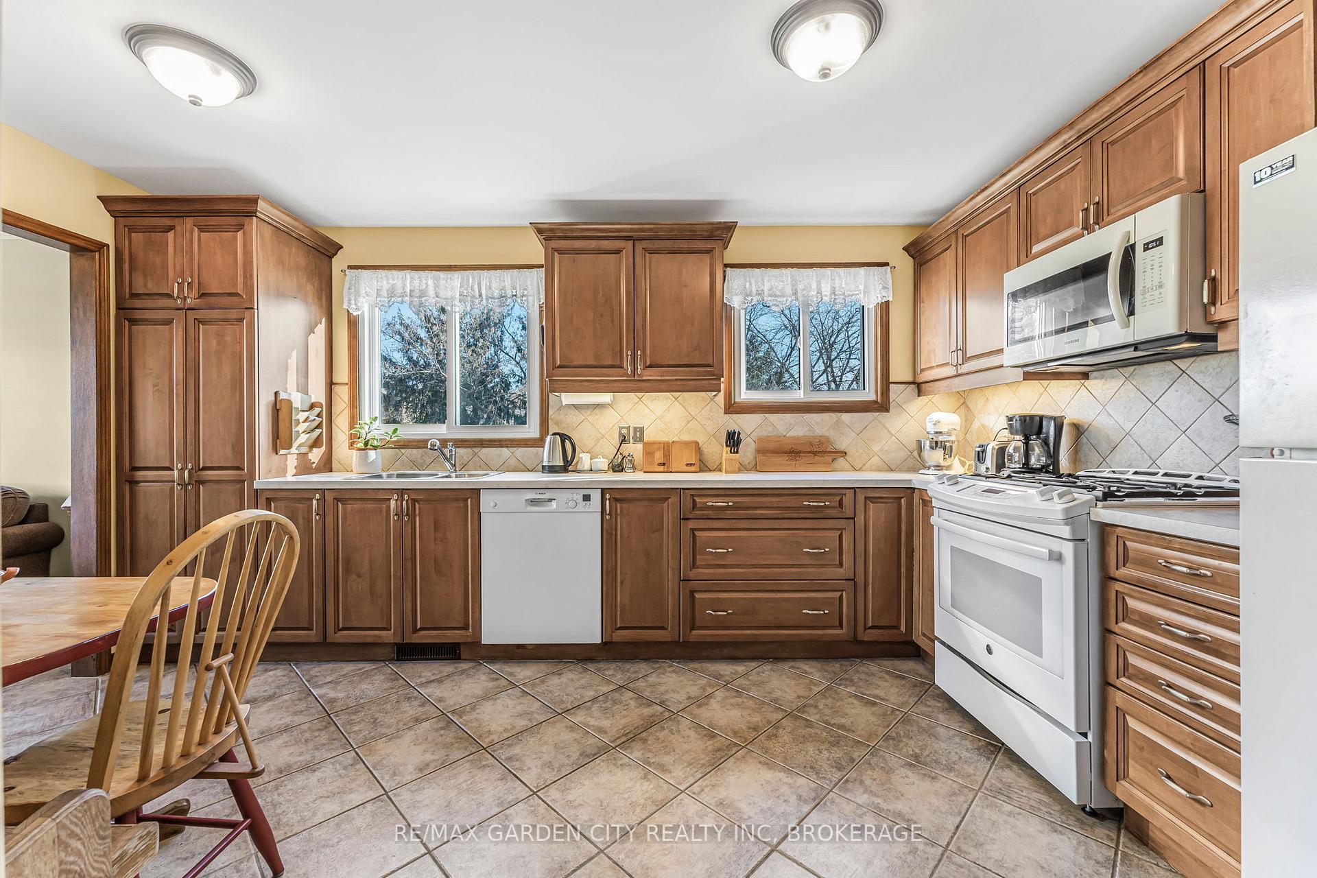 Photo 12 of 22 Cheval Drive, Grimsby, Grimsby Beach — HOMEH