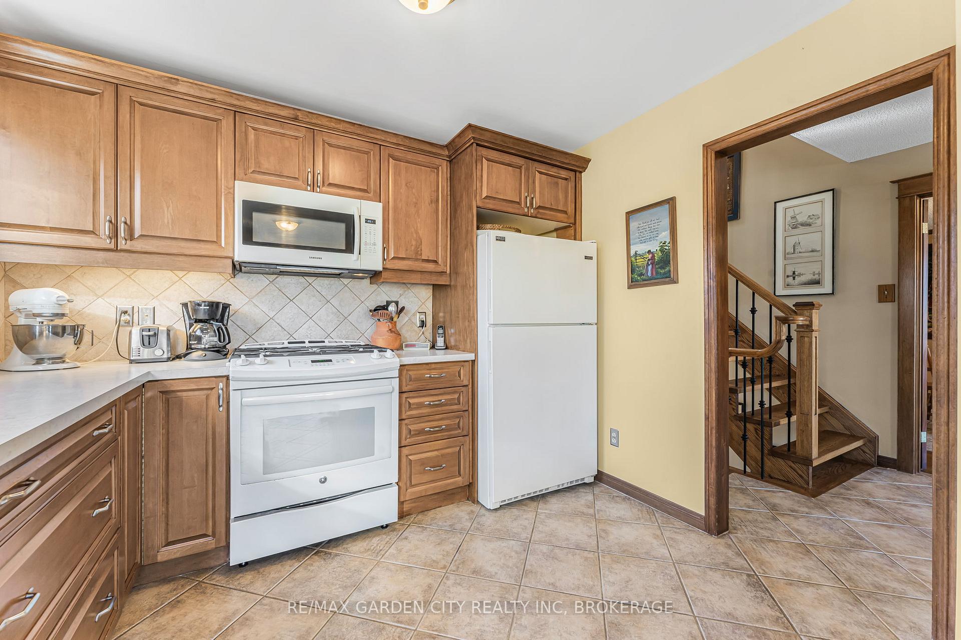 Photo 13 of 22 Cheval Drive, Grimsby, Grimsby Beach — HOMEH