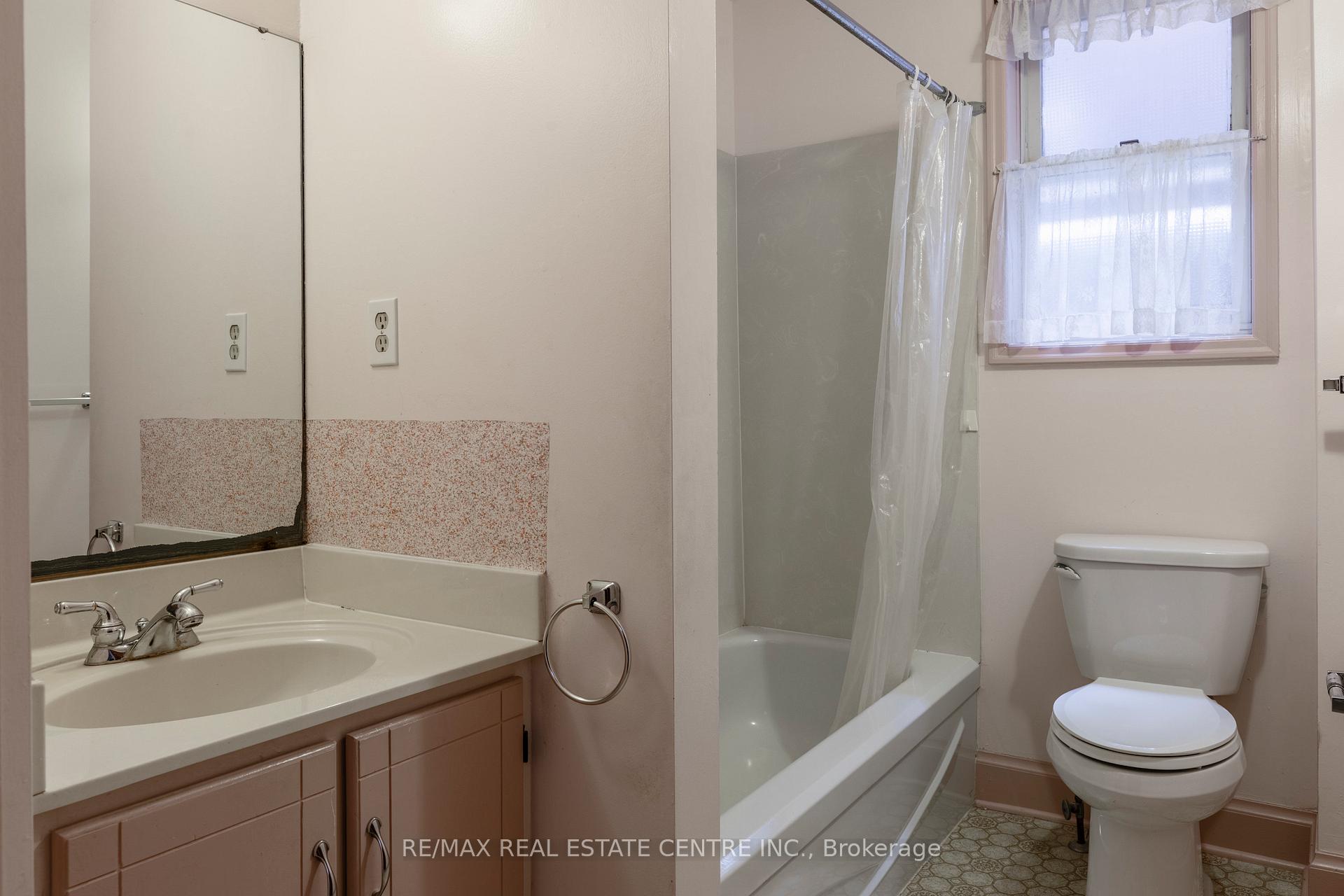Photo 24 of 27 Barons Avenue N, Hamilton, Homeside — HOMEH