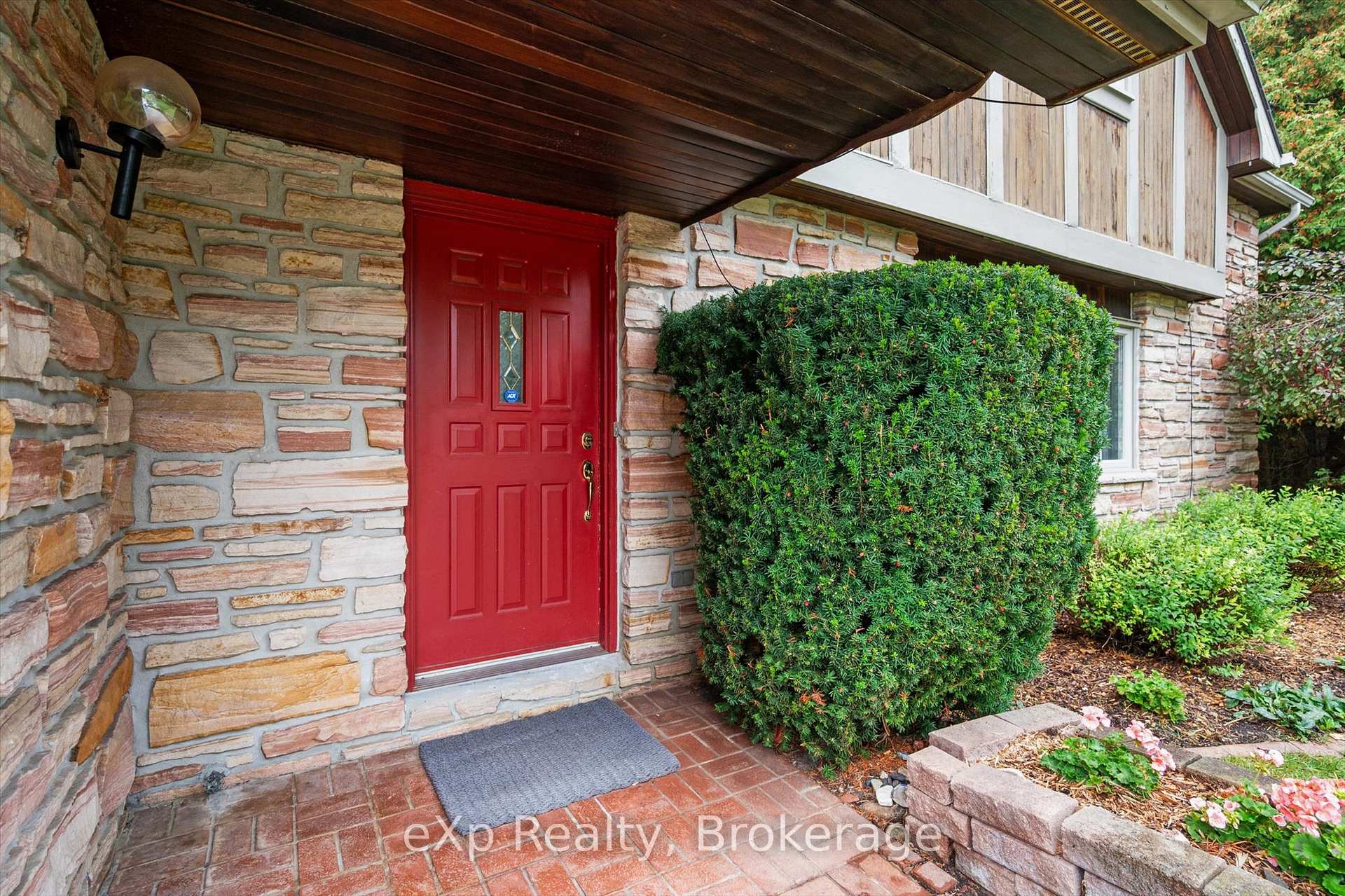 Photo 2 of 32 Glenholm Drive, Guelph, York/Watson Industrial Park — HOMEH
