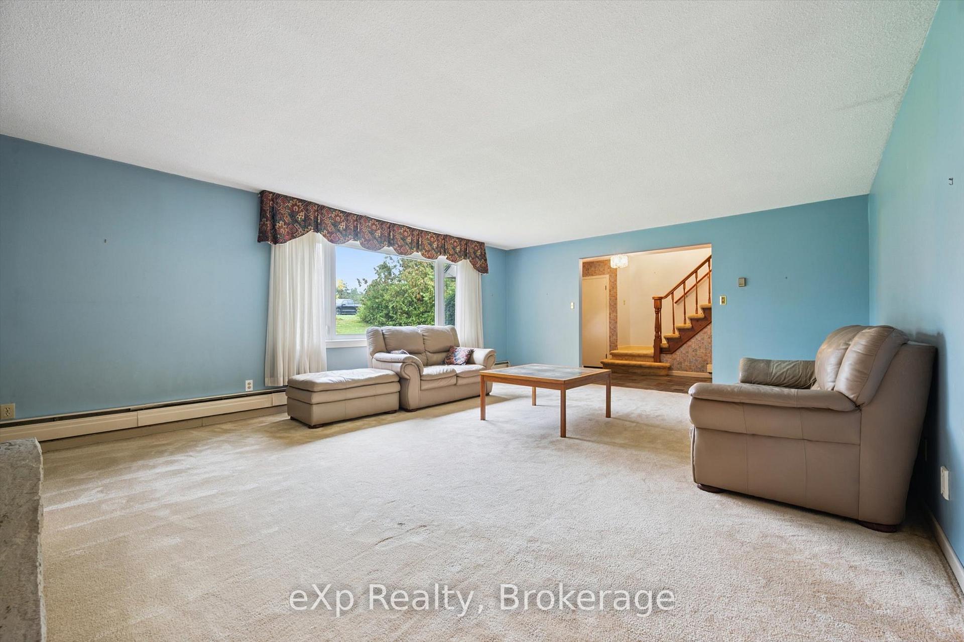 Photo 4 of 32 Glenholm Drive, Guelph, York/Watson Industrial Park — HOMEH