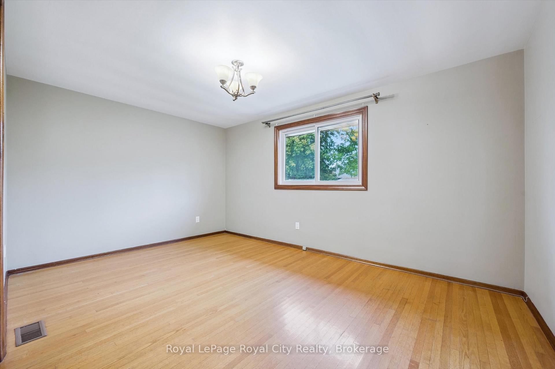 Photo 32 of 21 Heath Road, Guelph, Junction/Onward Willow — HOMEH
