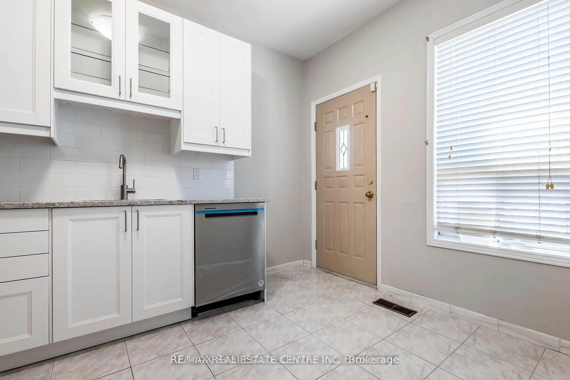 Photo 10 of 40 Greig Street, Hamilton, Strathcona — HOMEH