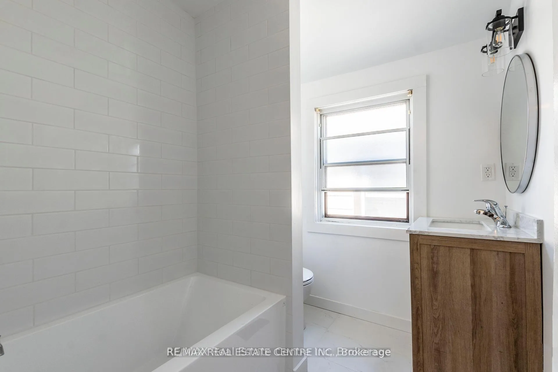 Photo 16 of 40 Greig Street, Hamilton, Strathcona — HOMEH