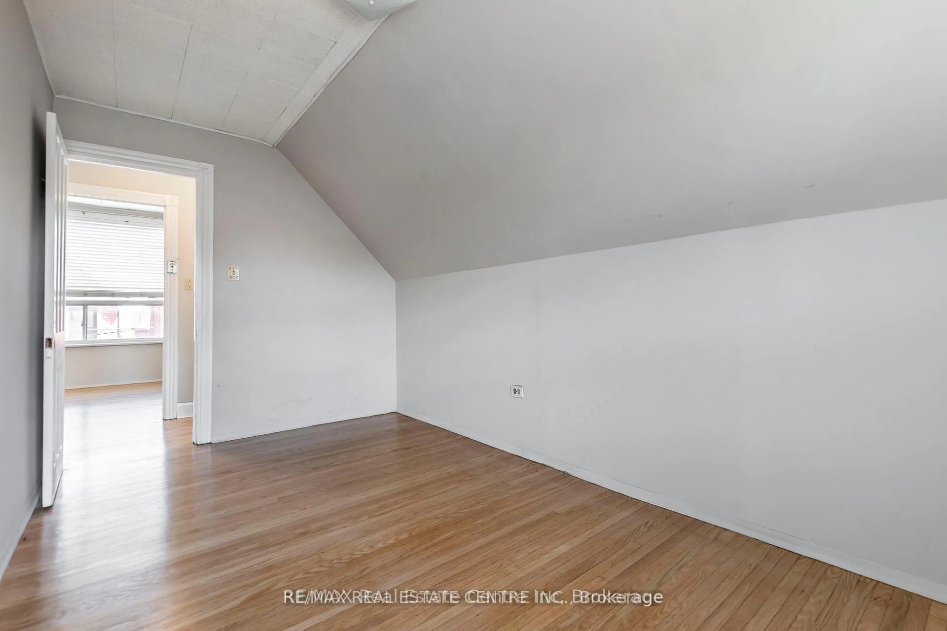 Photo 32 of 40 Greig Street, Hamilton, Strathcona — HOMEH