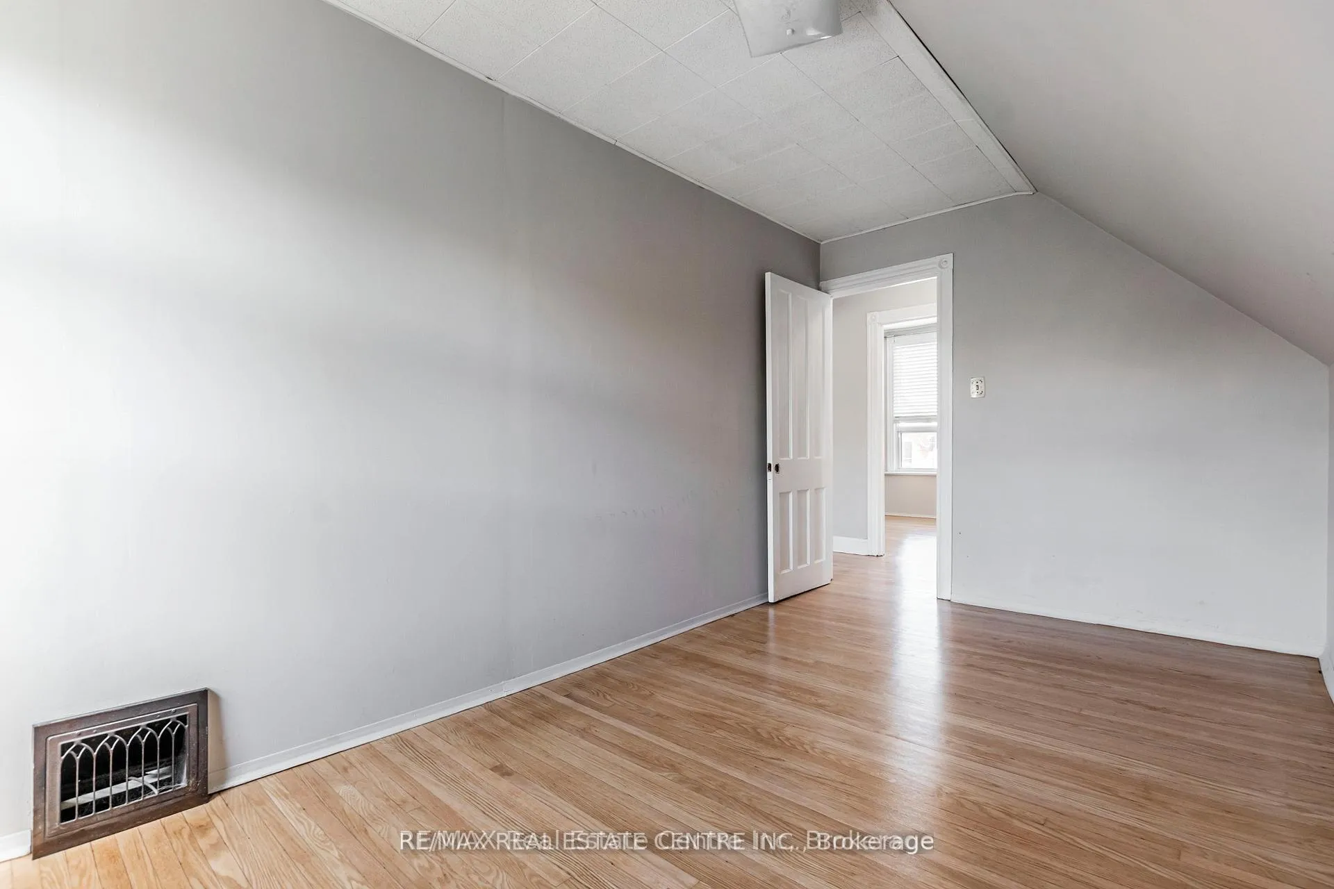 Photo 33 of 40 Greig Street, Hamilton, Strathcona — HOMEH