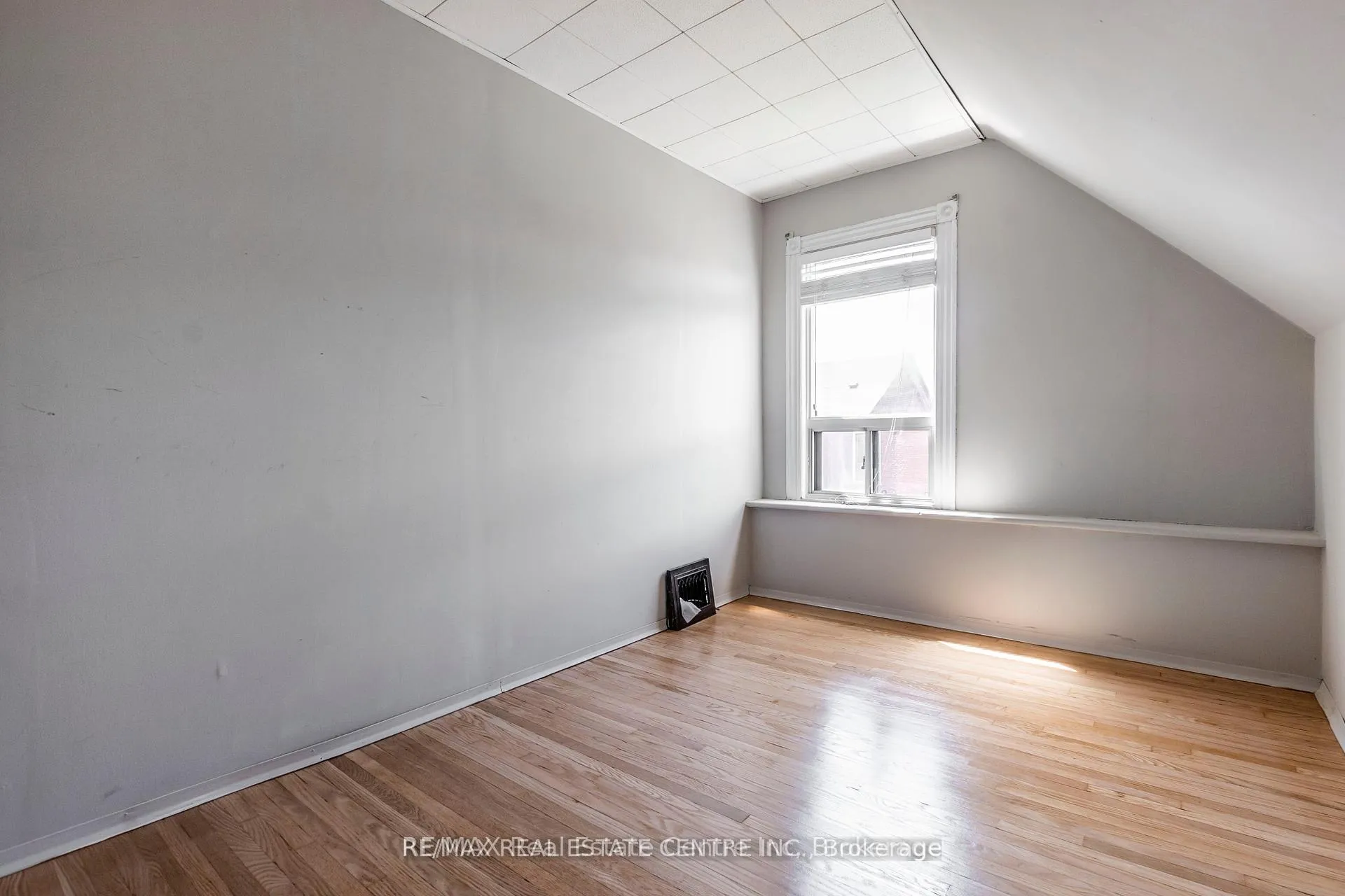 Photo 35 of 40 Greig Street, Hamilton, Strathcona — HOMEH