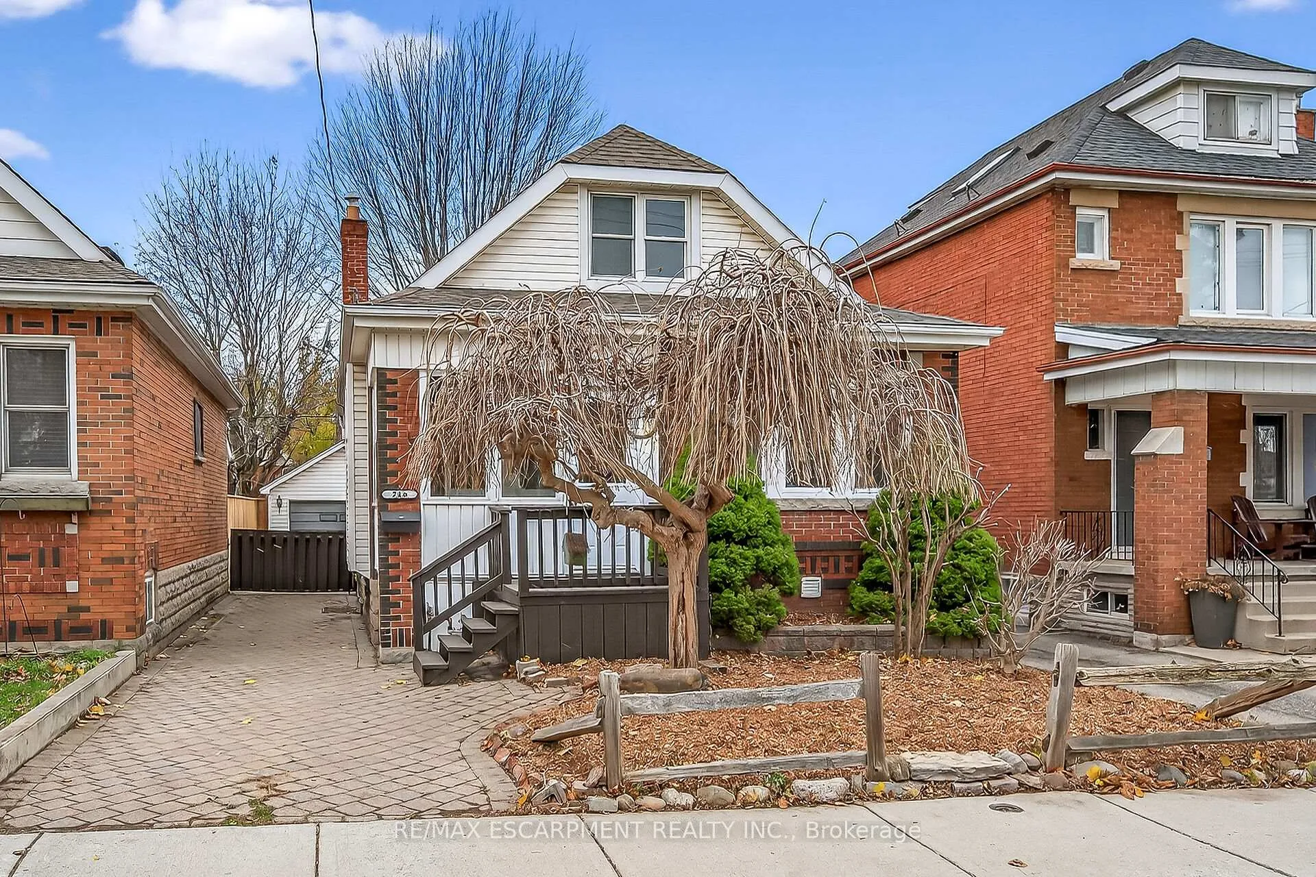 Front of 266 Wexford Avenue S