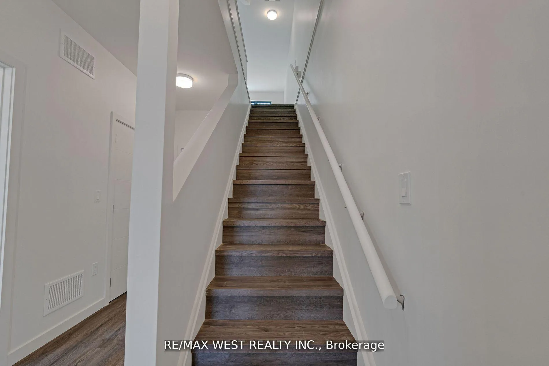 Photo 8 of 10 Rainwater Lane, Barrie, Holly — HOMEH