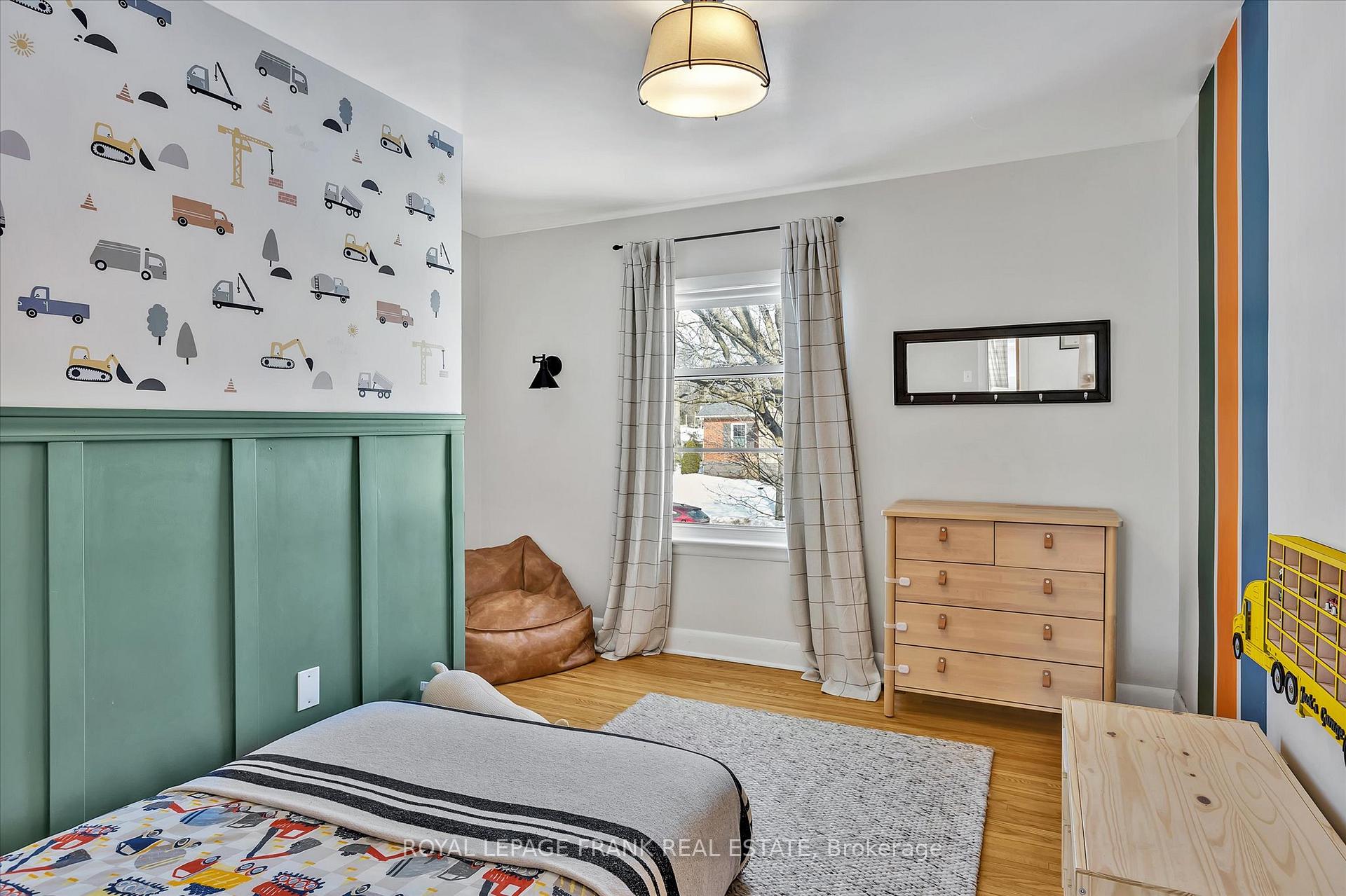 Photo 17 of 661 Walkerfield Avenue, Peterborough, Town Ward 3 — HOMEH