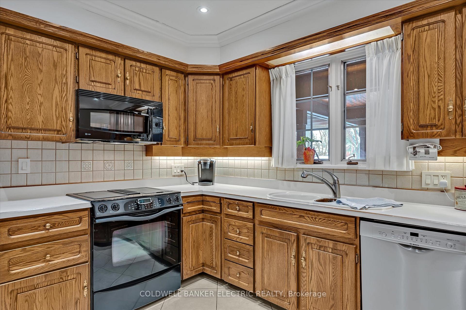 Photo 16 of 581 Weller Street, Peterborough, Town Ward 3 — HOMEH