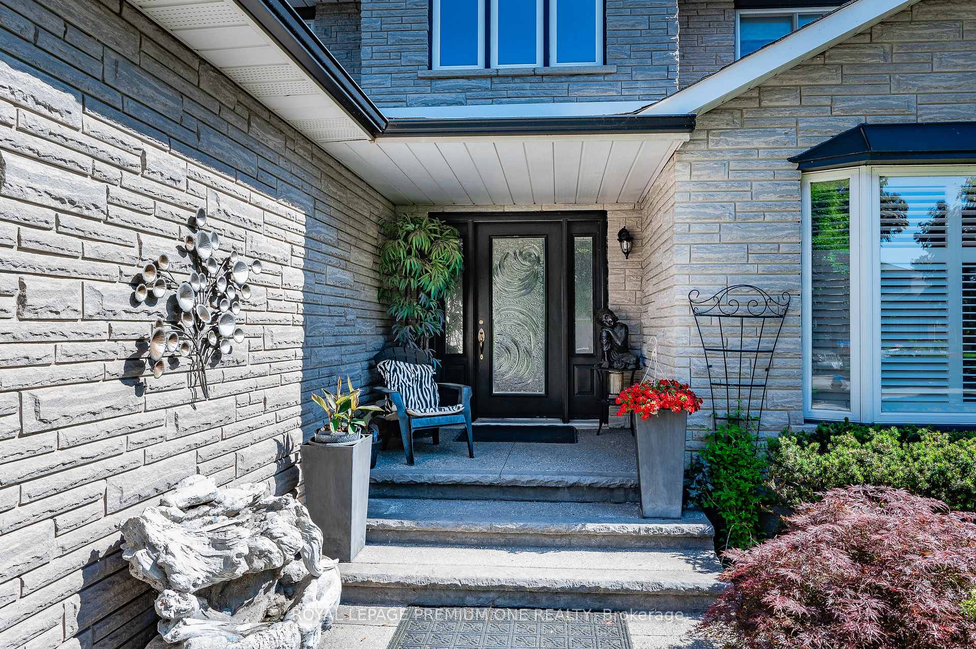 Photo 2 of 27 Sumner Crescent N, Grimsby, Grimsby Beach — HOMEH