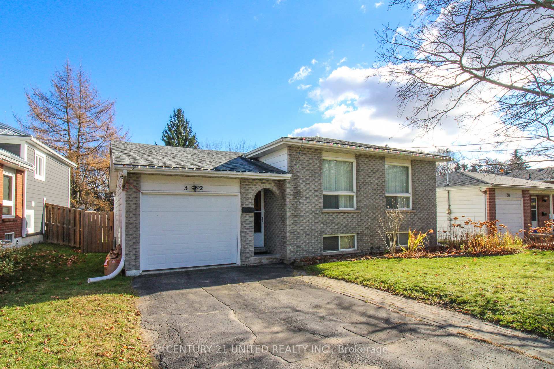 Photo 1 of 32 Kawartha Heights Boulevard, Peterborough, Monaghan Ward 2 — HOMEH