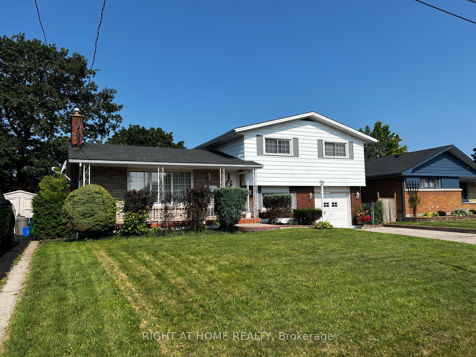 Photo 2 of 28 Lorne Avenue, Grimsby, Grimsby Beach — HOMEH