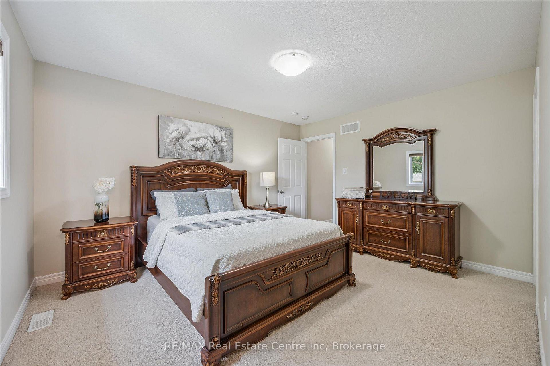 Photo 11 of 23 Ambrous Crescent, Guelph, Kortright East — HOMEH