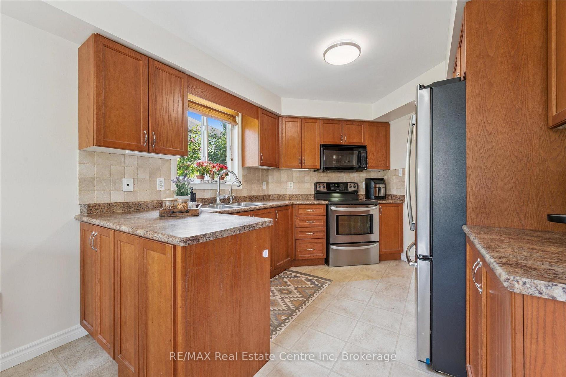Photo 9 of 24 Wilkie Crescent, Guelph, Pineridge/Westminster Woods — HOMEH