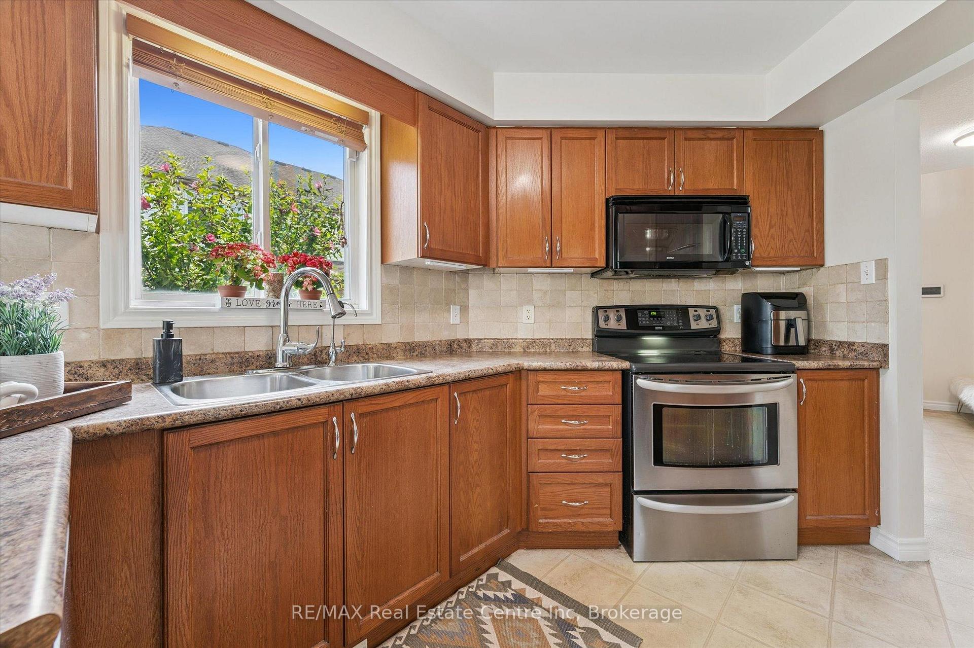 Photo 10 of 24 Wilkie Crescent, Guelph, Pineridge/Westminster Woods — HOMEH