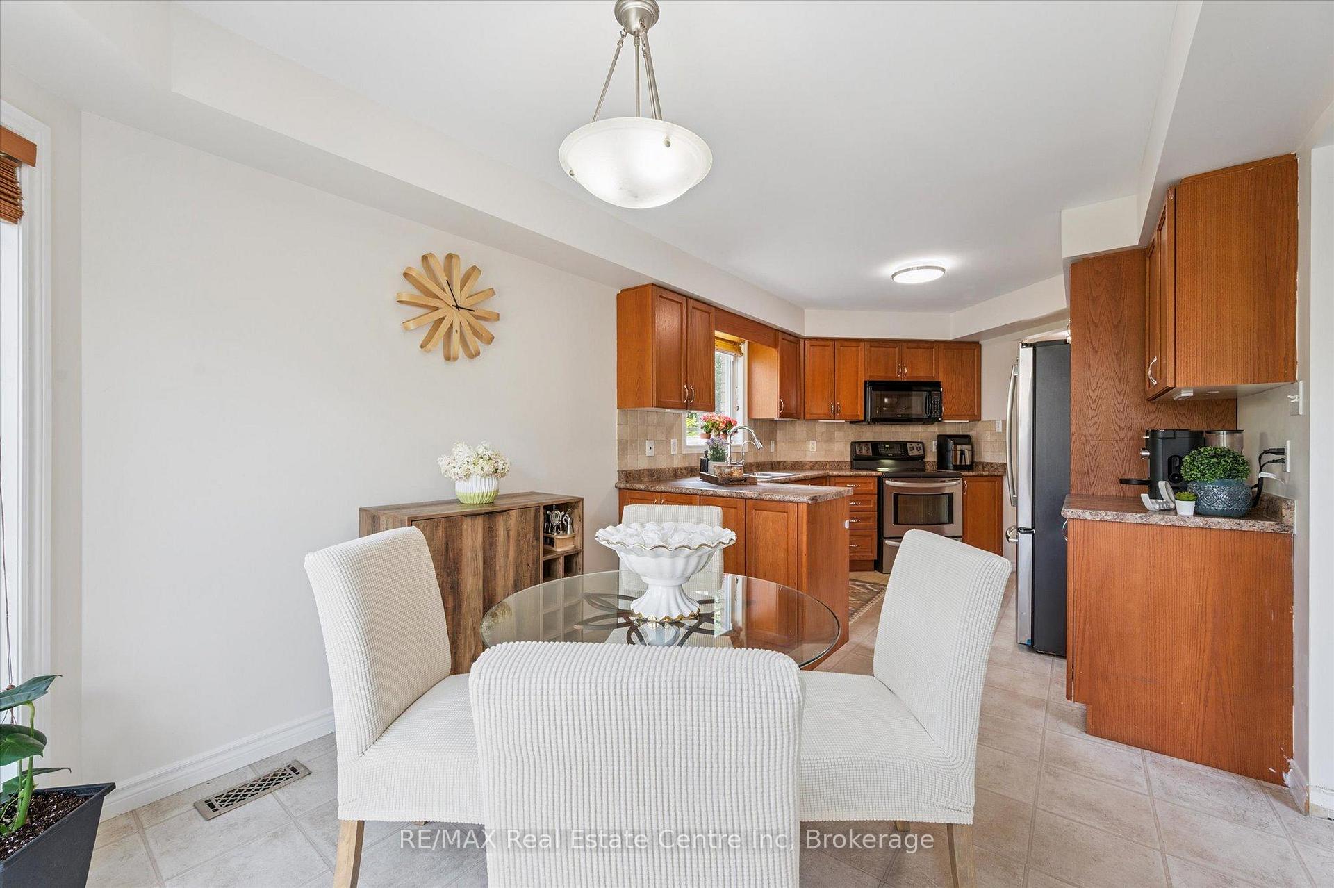 Photo 11 of 24 Wilkie Crescent, Guelph, Pineridge/Westminster Woods — HOMEH