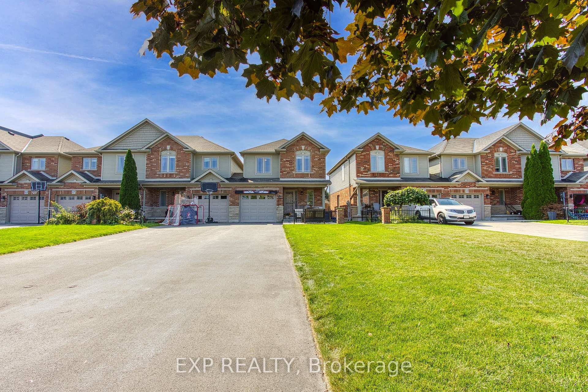 Photo 3 of 121 Sumner Crescent, Grimsby, Grimsby Beach — HOMEH
