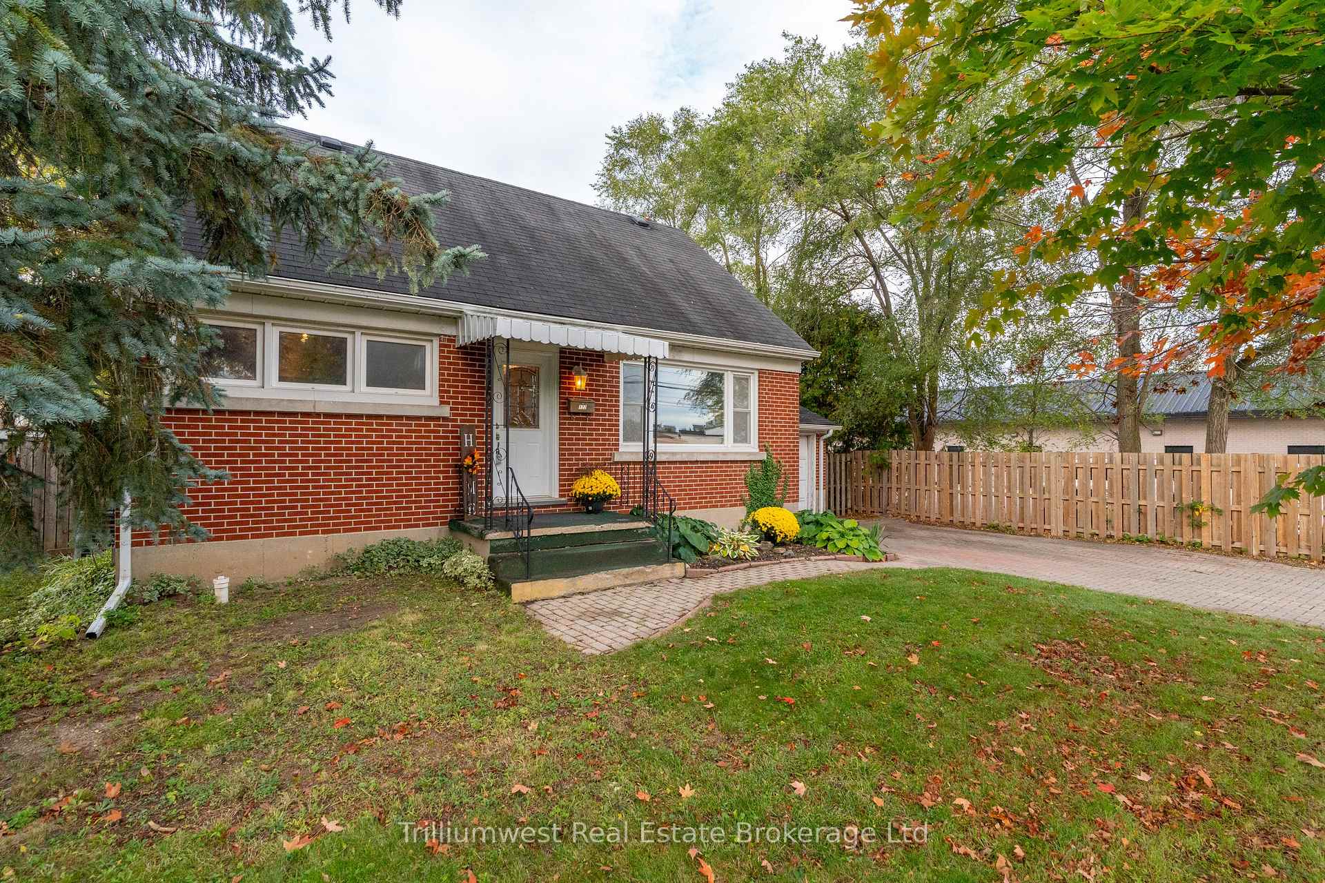 Photo 3 of 122 Metcalfe Street, Guelph, St. George's — HOMEH