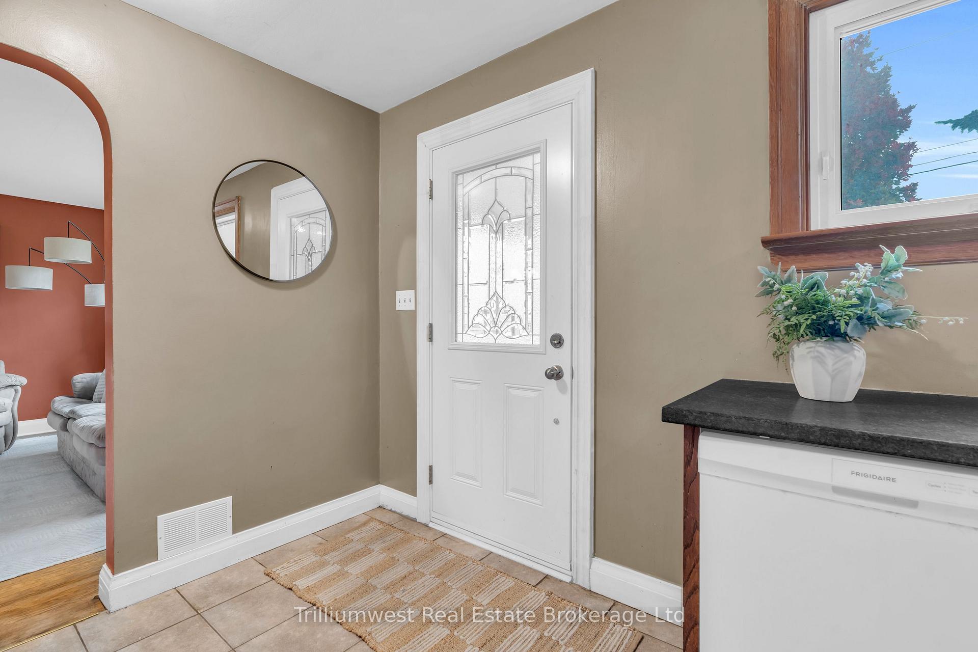 Photo 4 of 122 Metcalfe Street, Guelph, St. George's — HOMEH