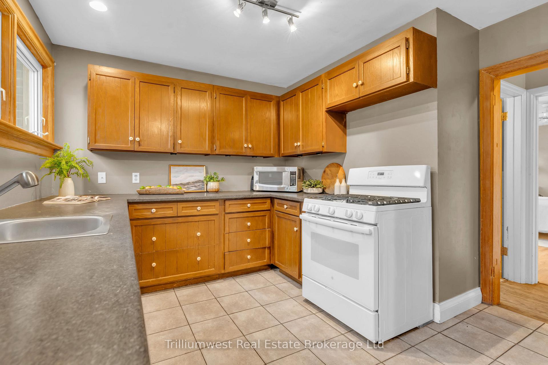 Photo 5 of 122 Metcalfe Street, Guelph, St. George's — HOMEH