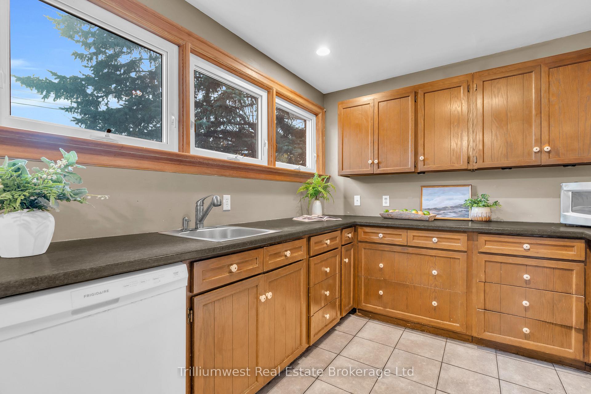 Photo 6 of 122 Metcalfe Street, Guelph, St. George's — HOMEH