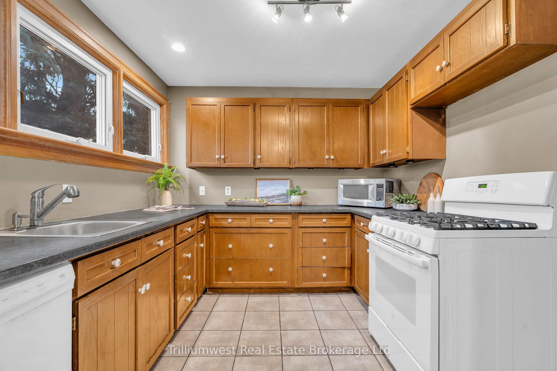 Photo 8 of 122 Metcalfe Street, Guelph, St. George's — HOMEH