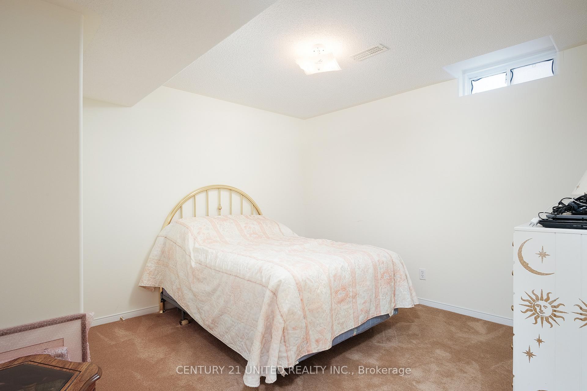 Photo 18 of 915 Ralphson Crescent, Peterborough, Otonabee Ward 1 — HOMEH