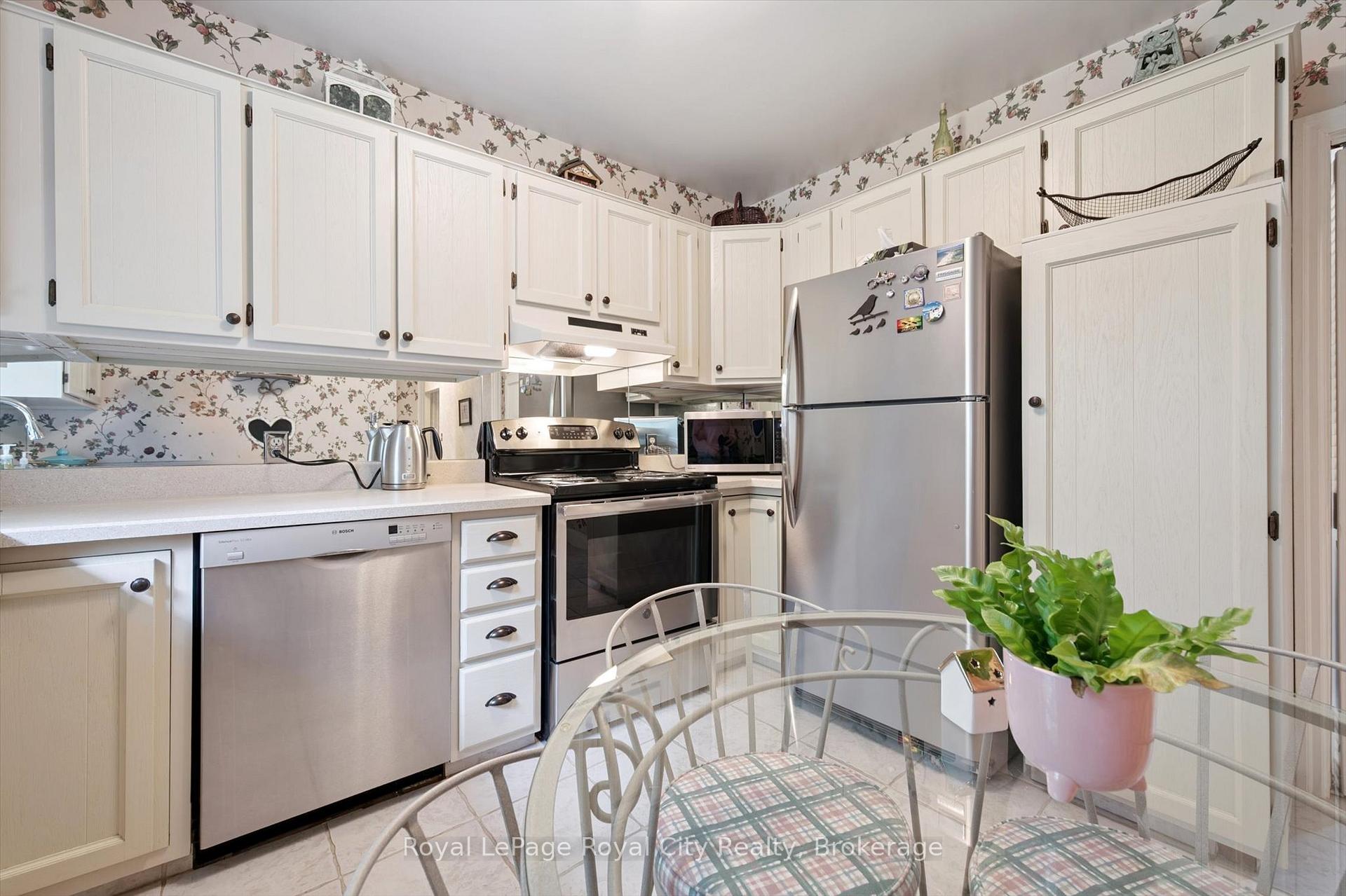 Photo 26 of 82 Metcalfe Street, Guelph, St. George's — HOMEH