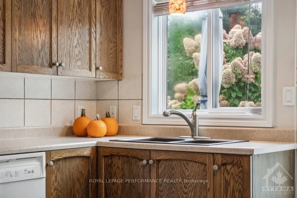 Photo 13 of 1012 Teena Colleen, Ottawa, Greely — HOMEH
