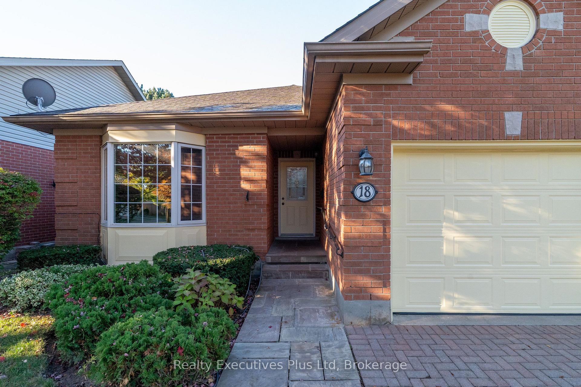 Photo 5 of 18 Sprucehaven Court, Guelph, Village By The Arboretum — HOMEH