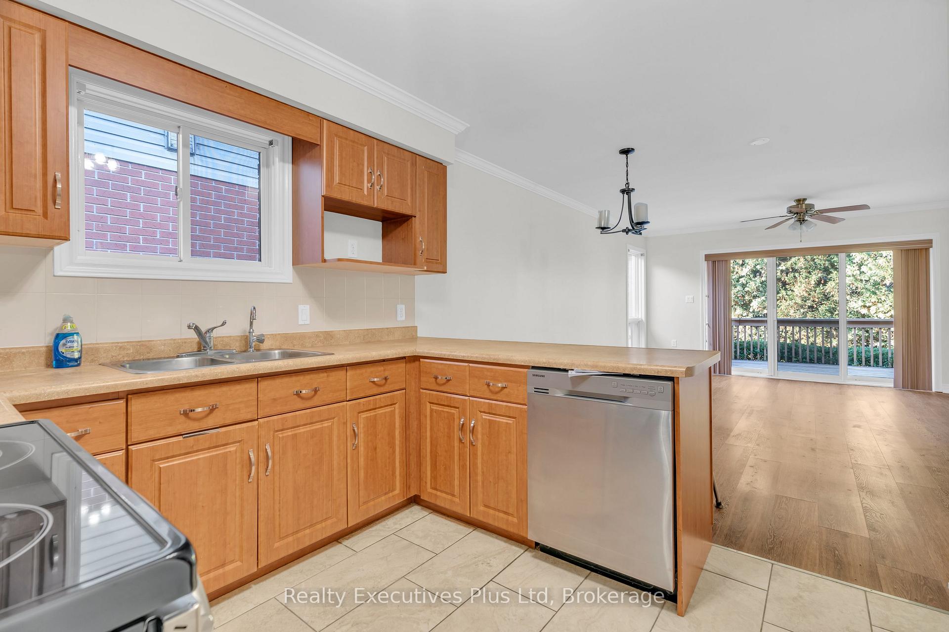 Photo 11 of 18 Sprucehaven Court, Guelph, Village By The Arboretum — HOMEH
