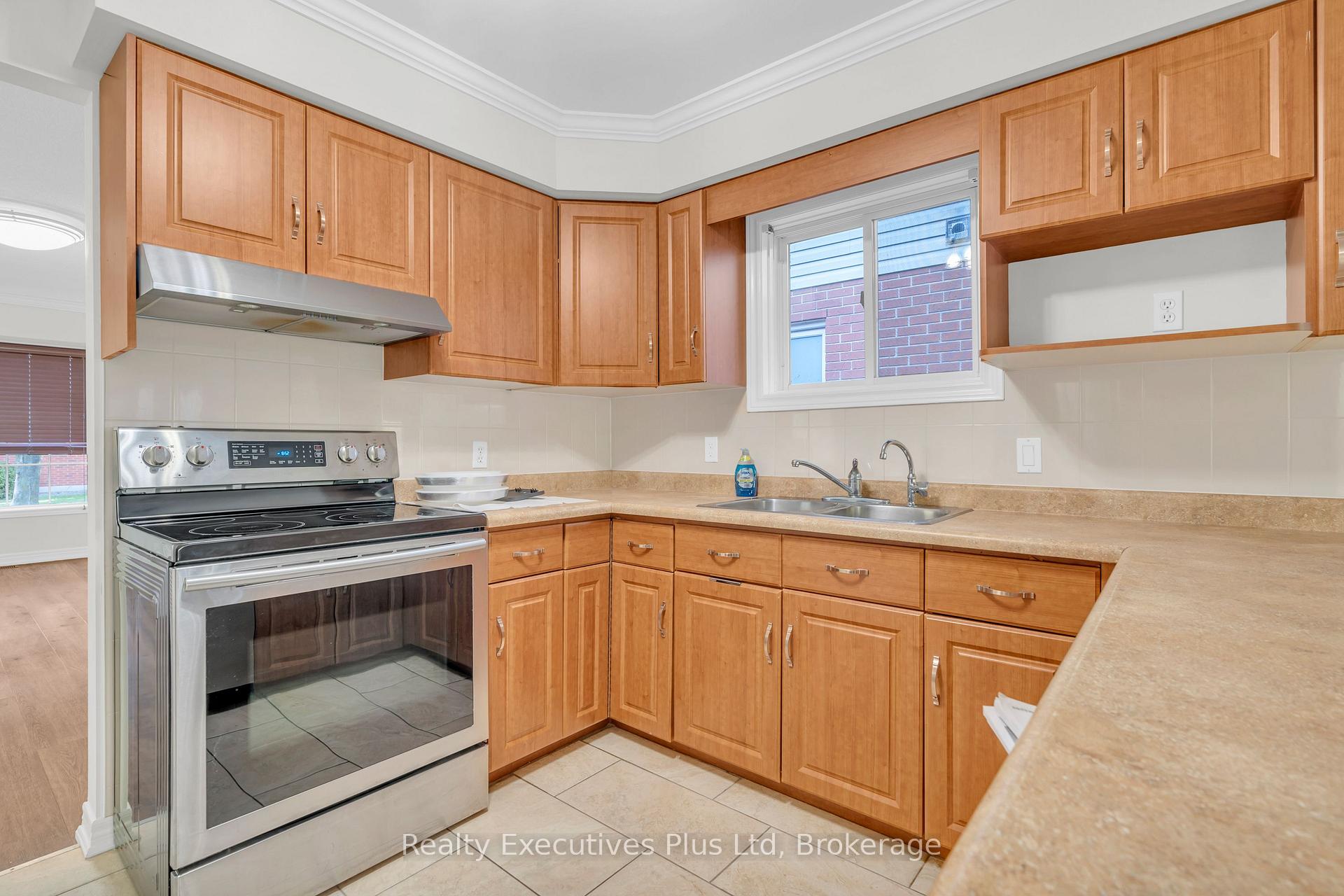 Photo 12 of 18 Sprucehaven Court, Guelph, Village By The Arboretum — HOMEH