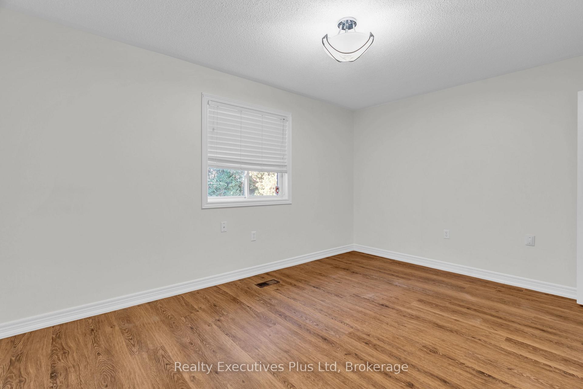 Photo 20 of 18 Sprucehaven Court, Guelph, Village By The Arboretum — HOMEH