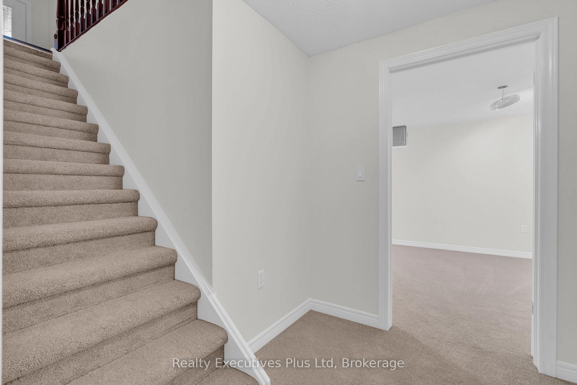 Photo 25 of 18 Sprucehaven Court, Guelph, Village By The Arboretum — HOMEH