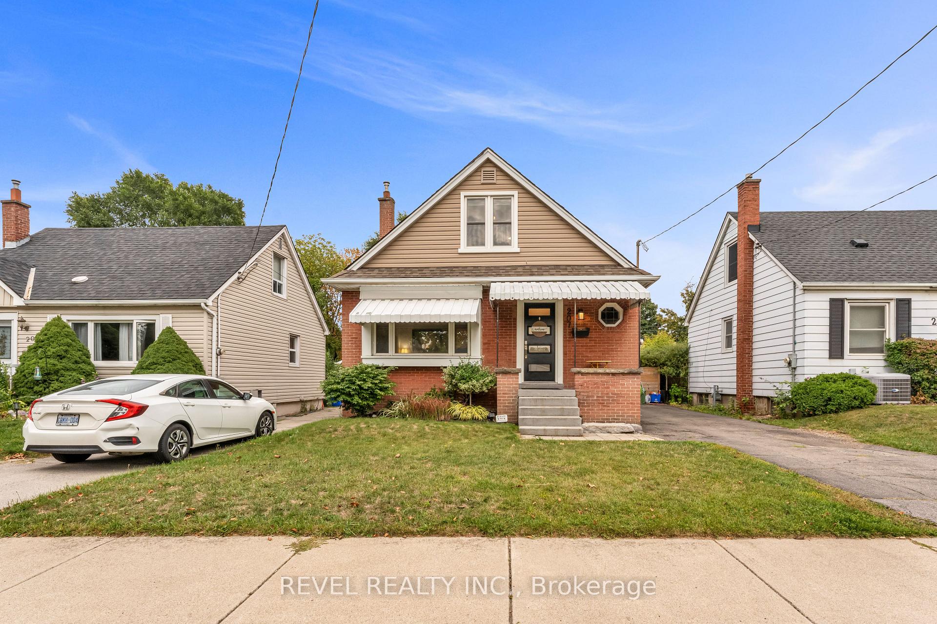 Photo 2 of 207 Auburn Avenue, Hamilton, Bartonville — HOMEH