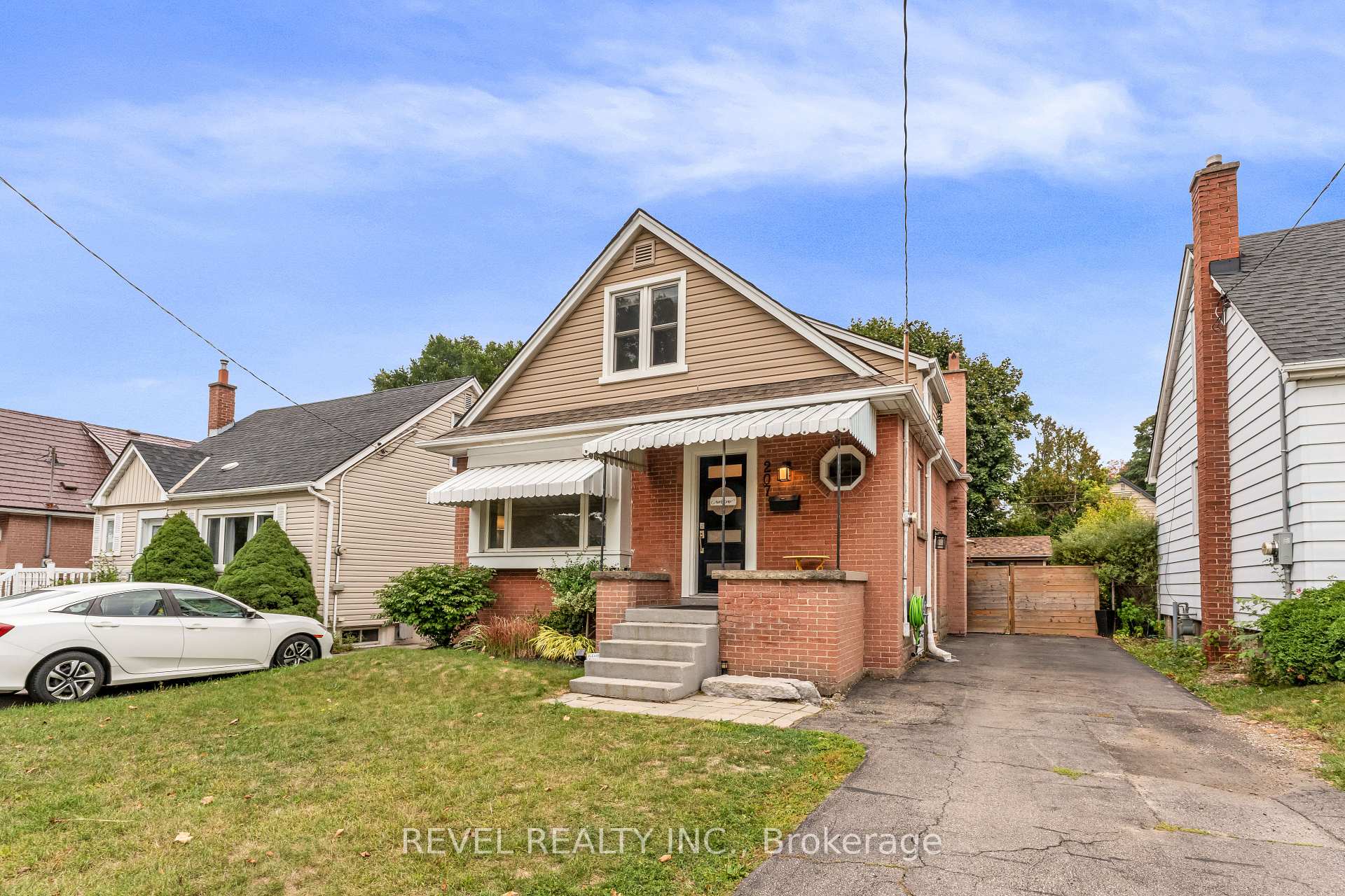 Photo 3 of 207 Auburn Avenue, Hamilton, Bartonville — HOMEH