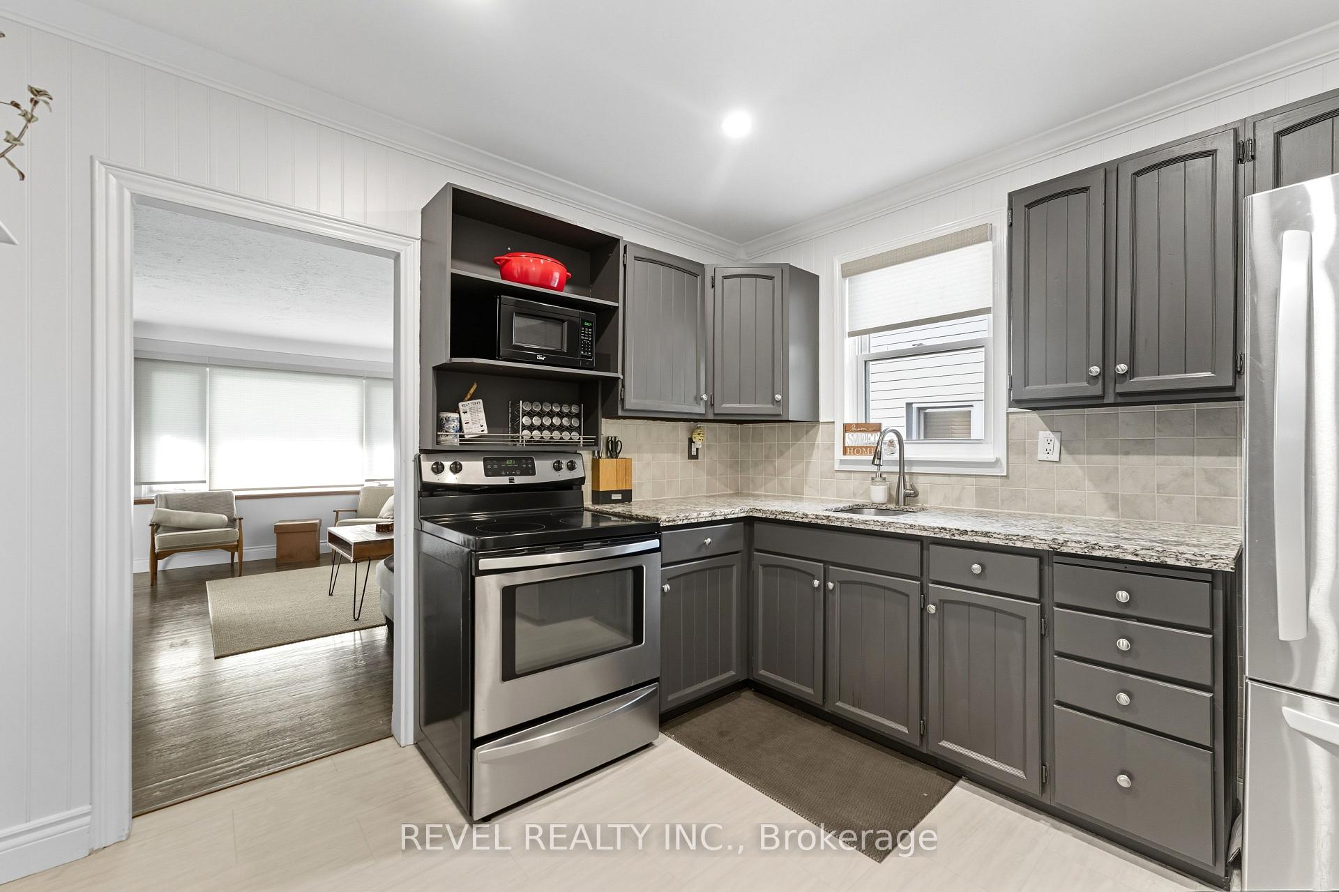 Photo 17 of 207 Auburn Avenue, Hamilton, Bartonville — HOMEH