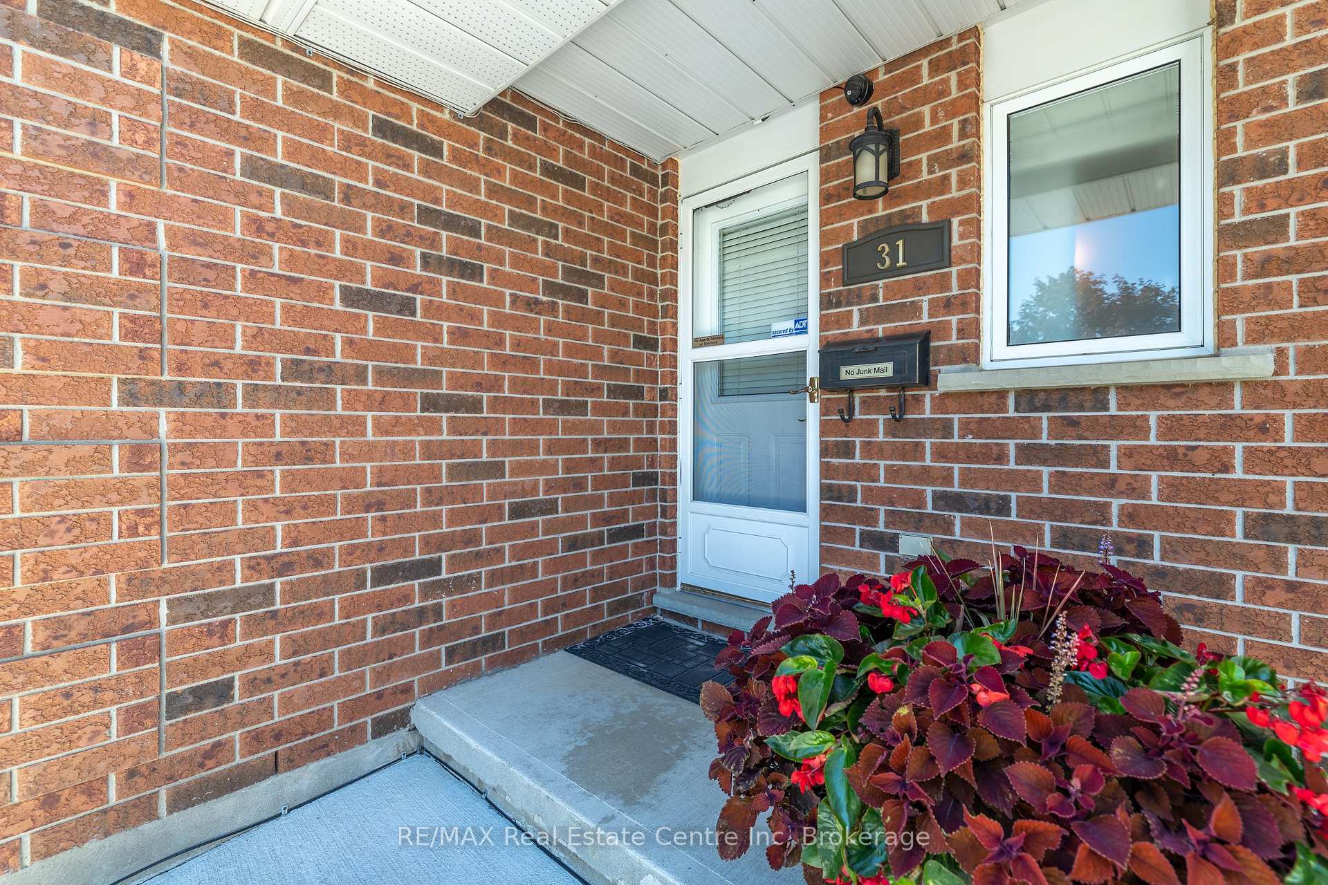 Photo 4 of 31 Bushmills Crescent, Guelph, Willow West/Sugarbush/West Acres — HOMEH
