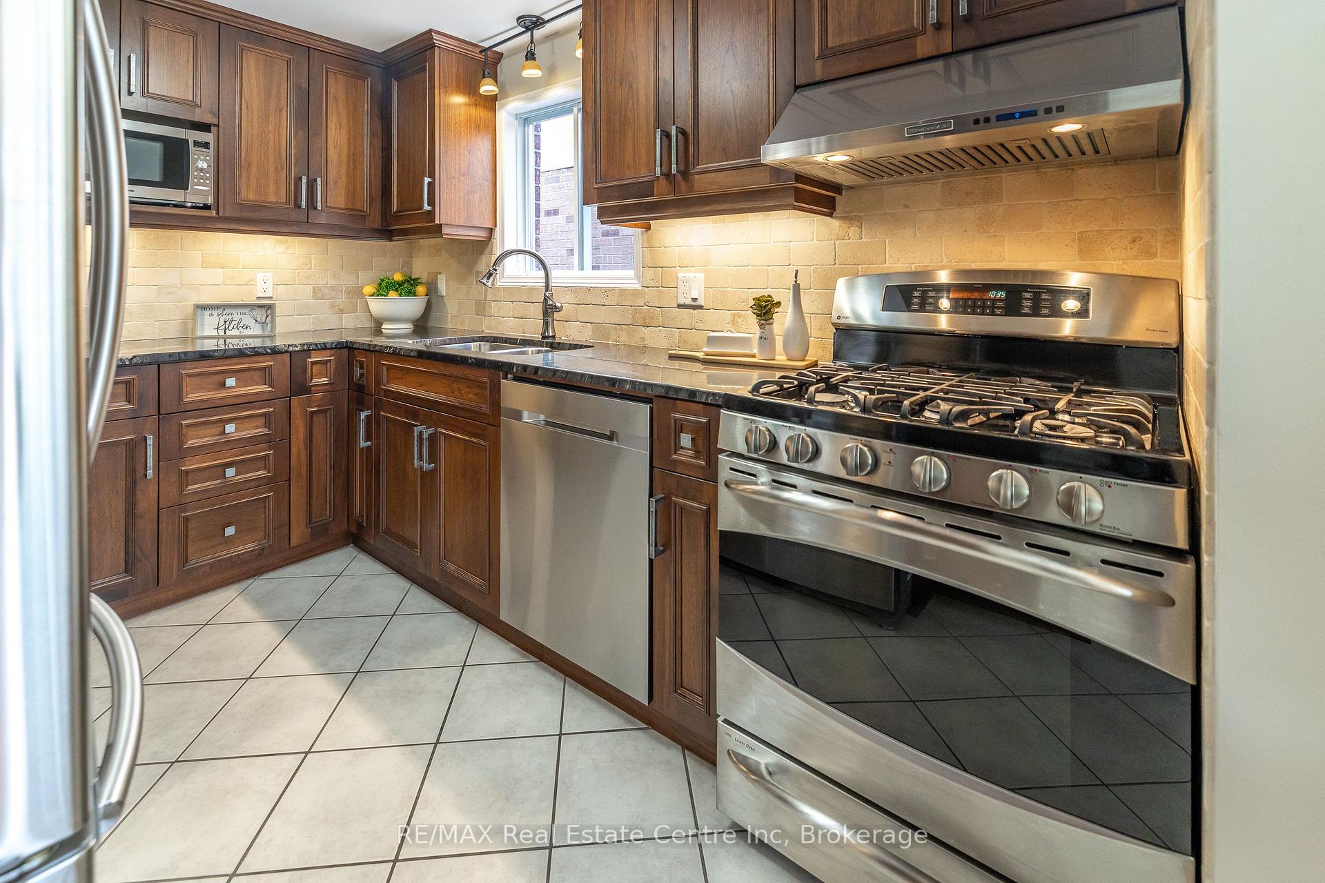 Photo 12 of 31 Bushmills Crescent, Guelph, Willow West/Sugarbush/West Acres — HOMEH
