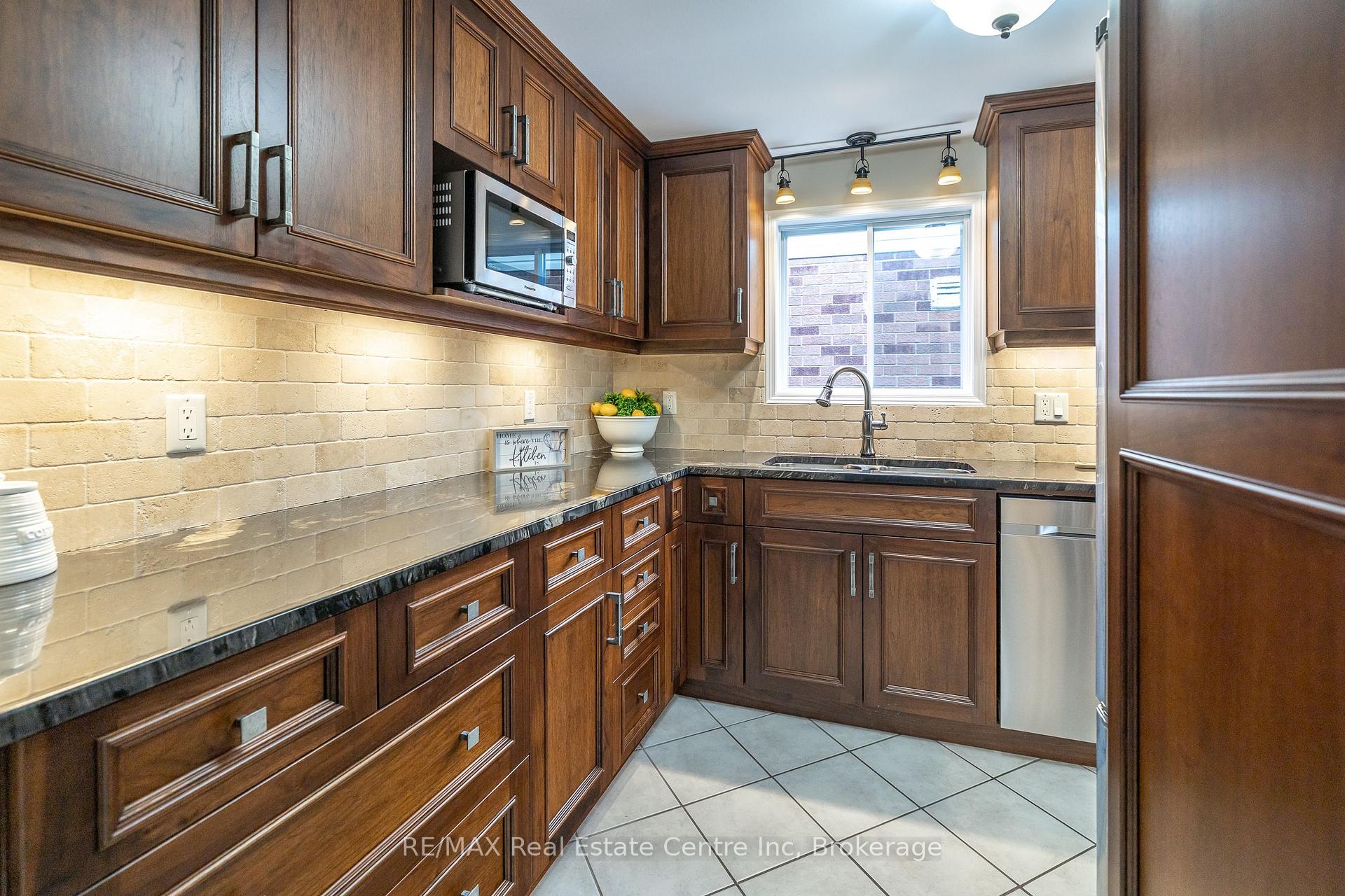 Photo 14 of 31 Bushmills Crescent, Guelph, Willow West/Sugarbush/West Acres — HOMEH