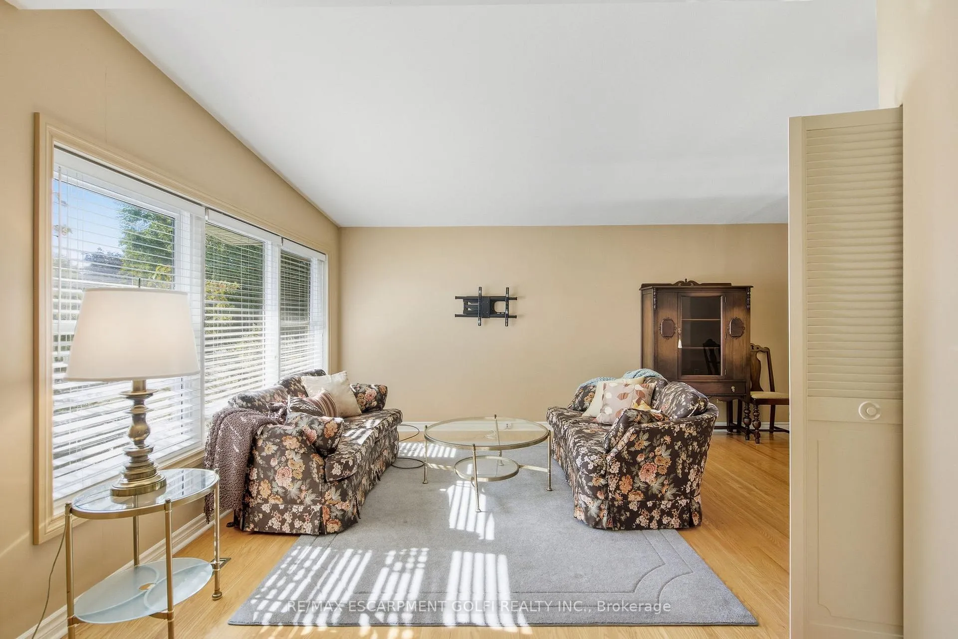 Photo 5 of 106 Fielding Crescent, Hamilton, Lawfield — HOMEH