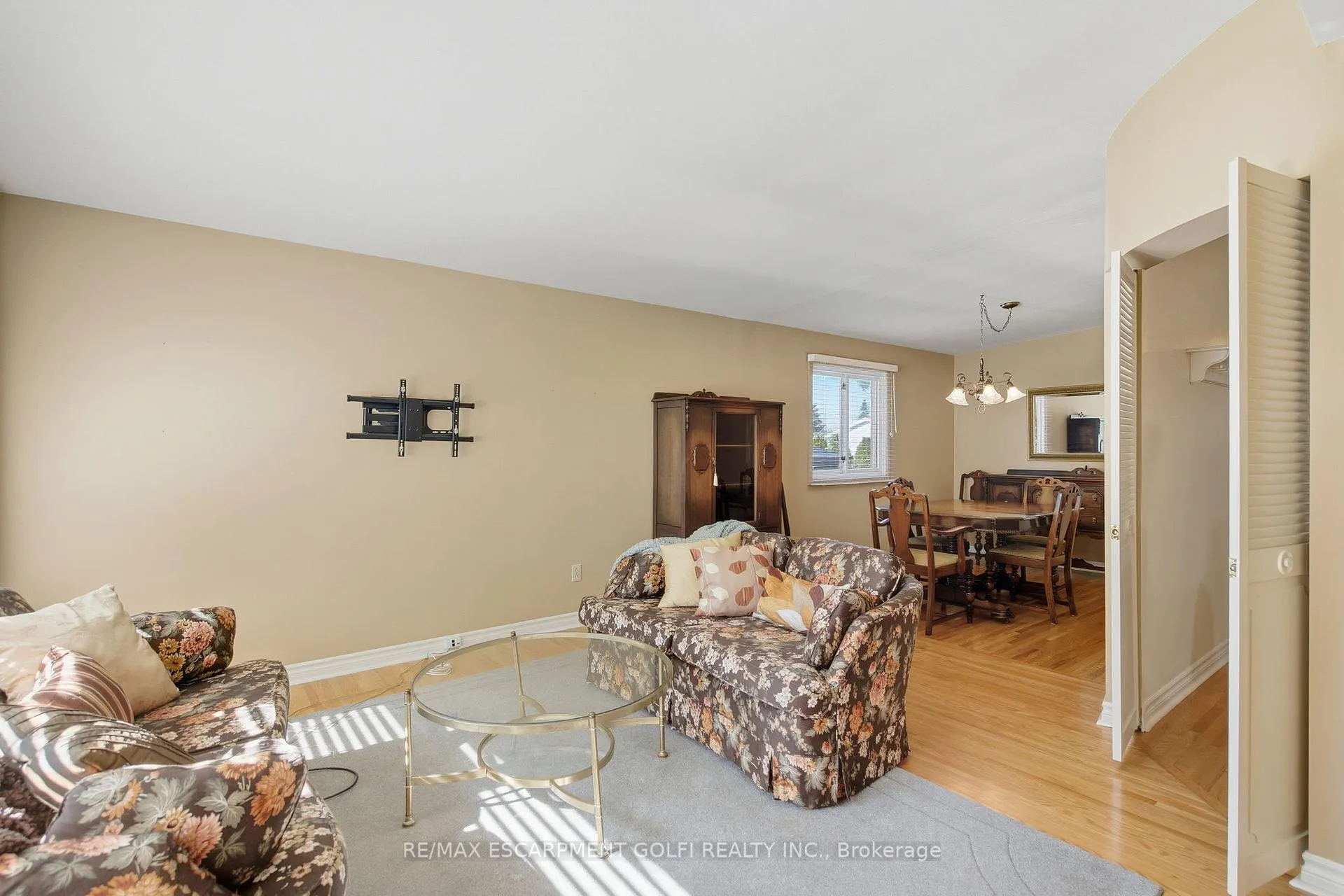 Photo 6 of 106 Fielding Crescent, Hamilton, Lawfield — HOMEH